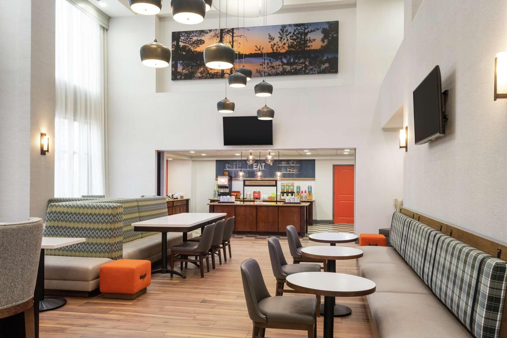Hampton Inn & Suites Pine Bluff photo 12