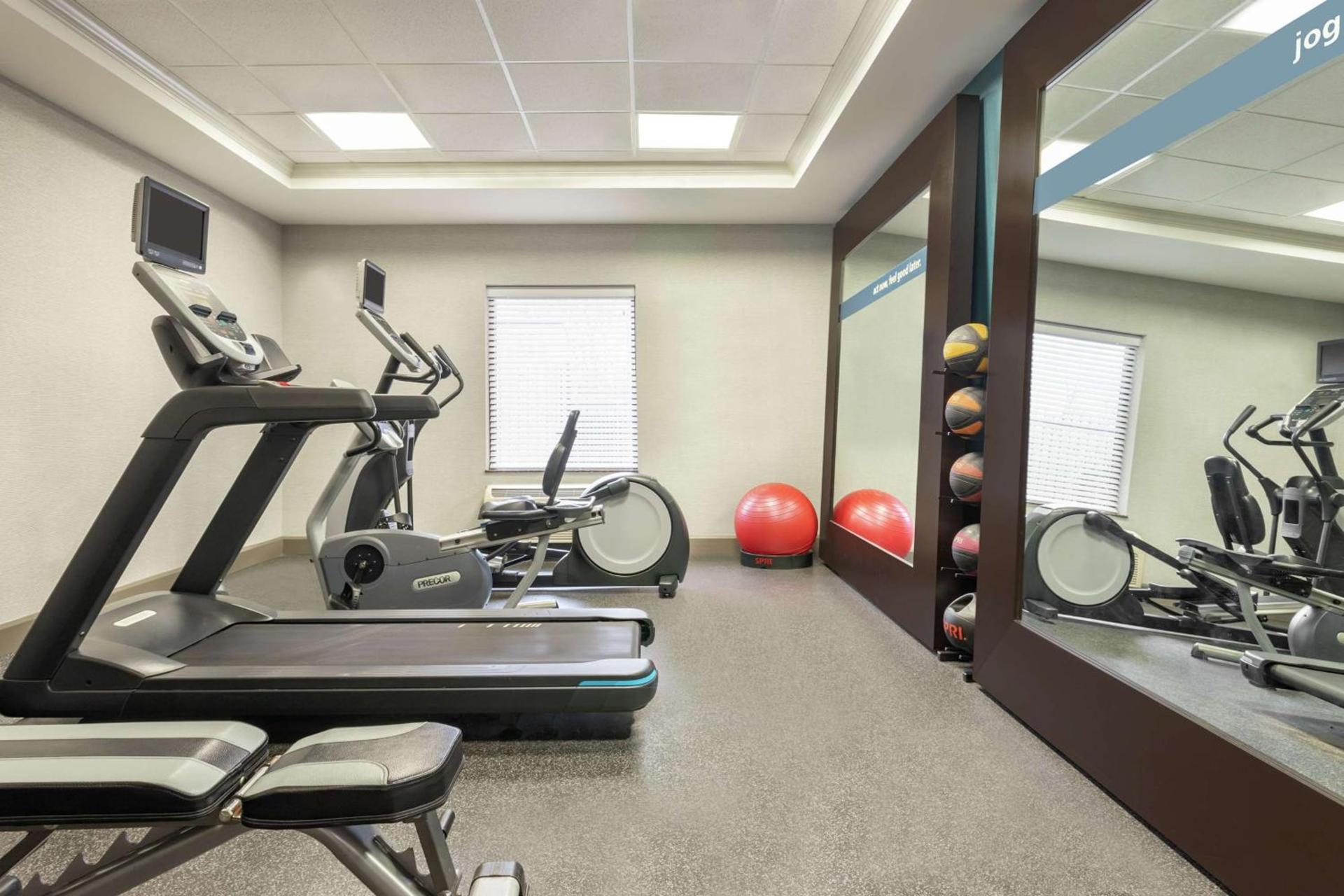 Hampton Inn & Suites Pine Bluff photo 17