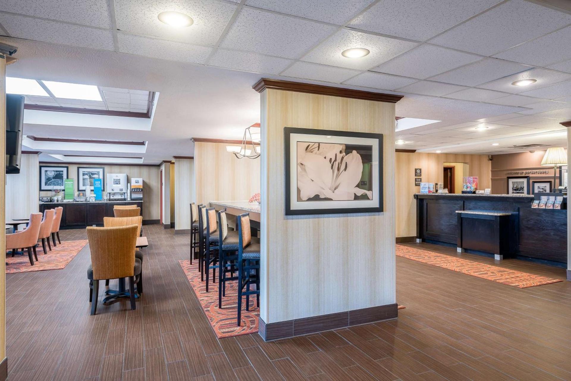 Hampton Inn Parkersburg/Mineral Wells photo 6