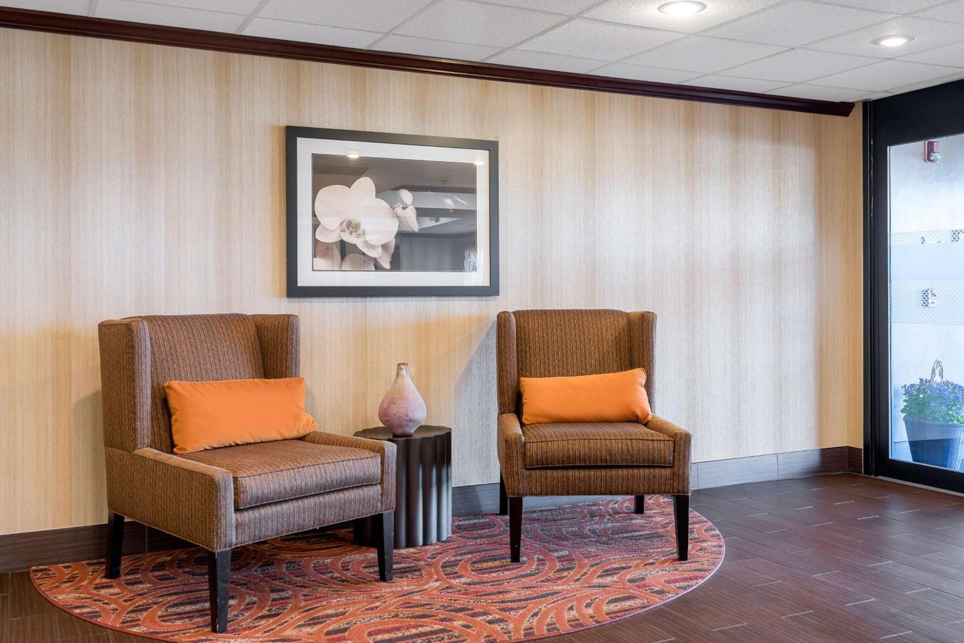 Hampton Inn Parkersburg/Mineral Wells photo 7