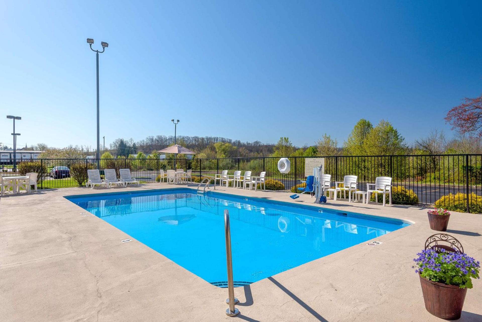 Hampton Inn Parkersburg/Mineral Wells photo 11
