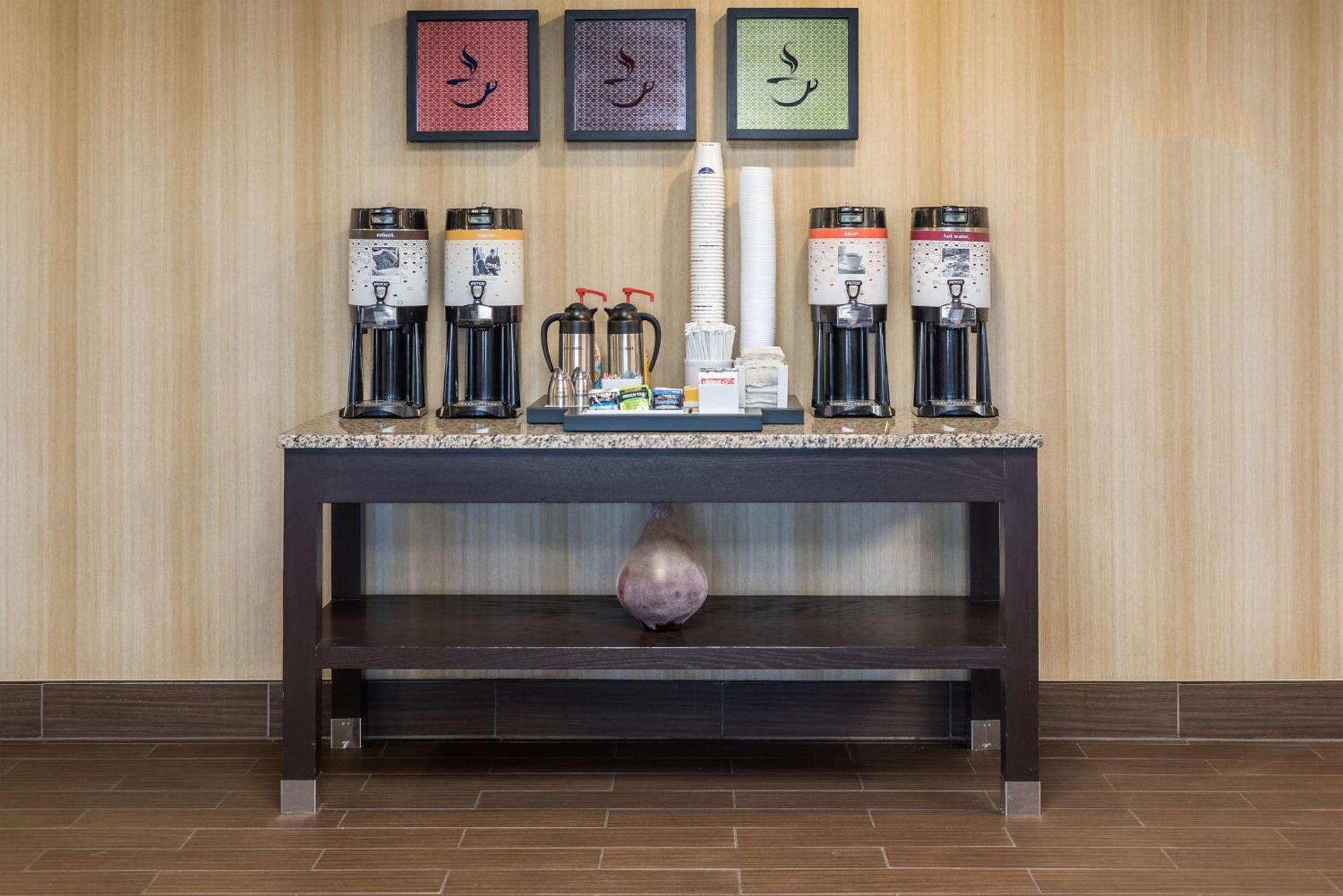 Hampton Inn Parkersburg/Mineral Wells photo 14