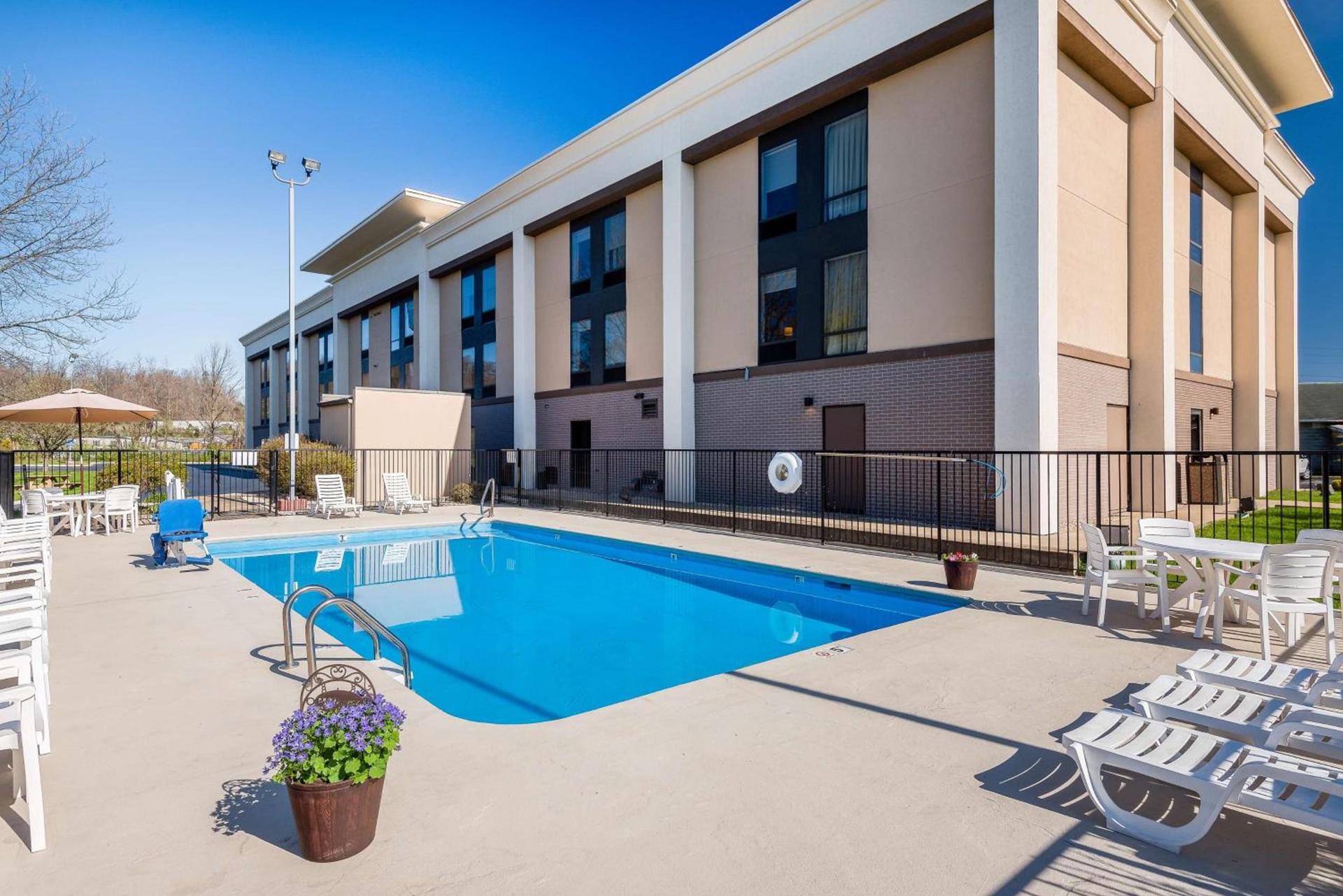 Hampton Inn Parkersburg/Mineral Wells photo 12