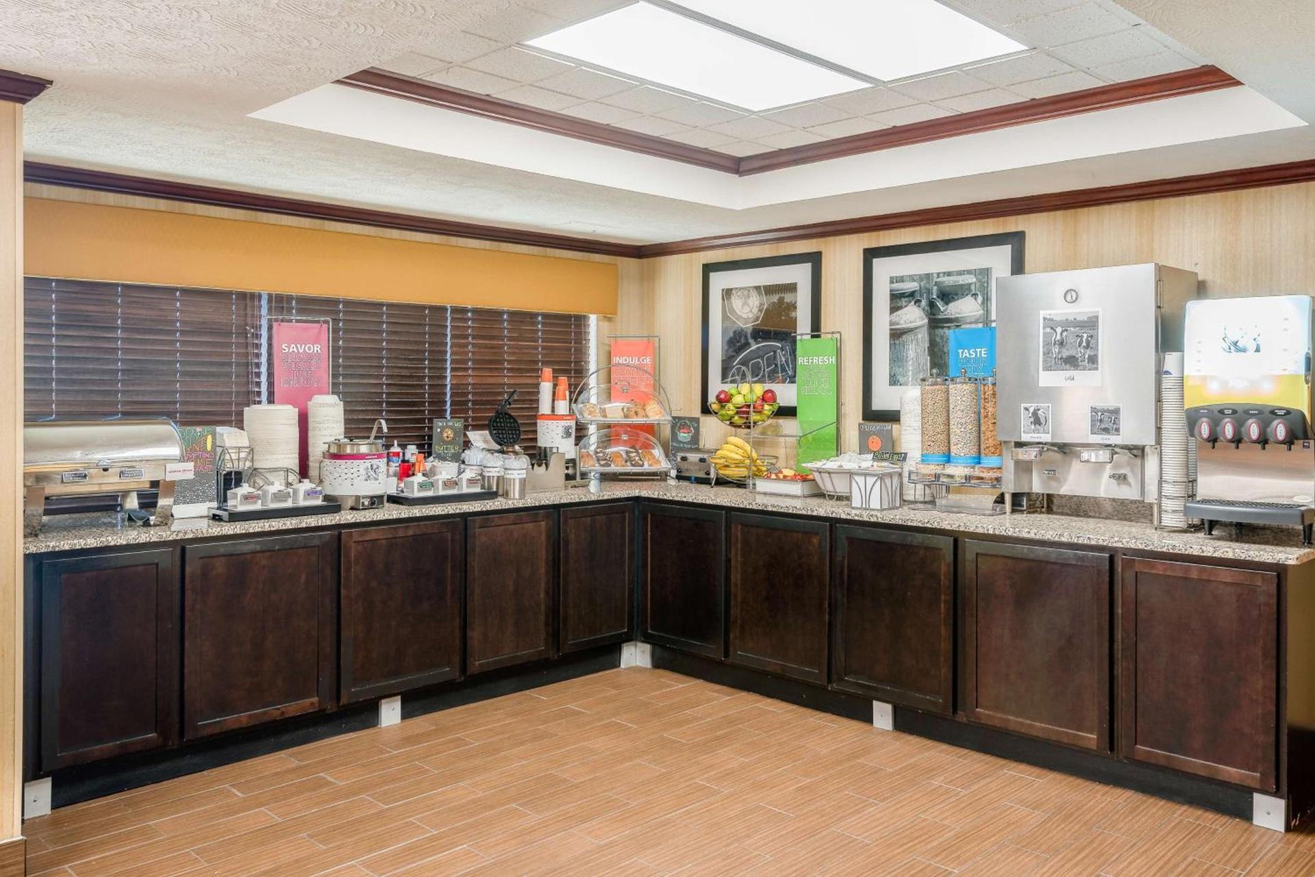 Hampton Inn Parkersburg/Mineral Wells photo 13