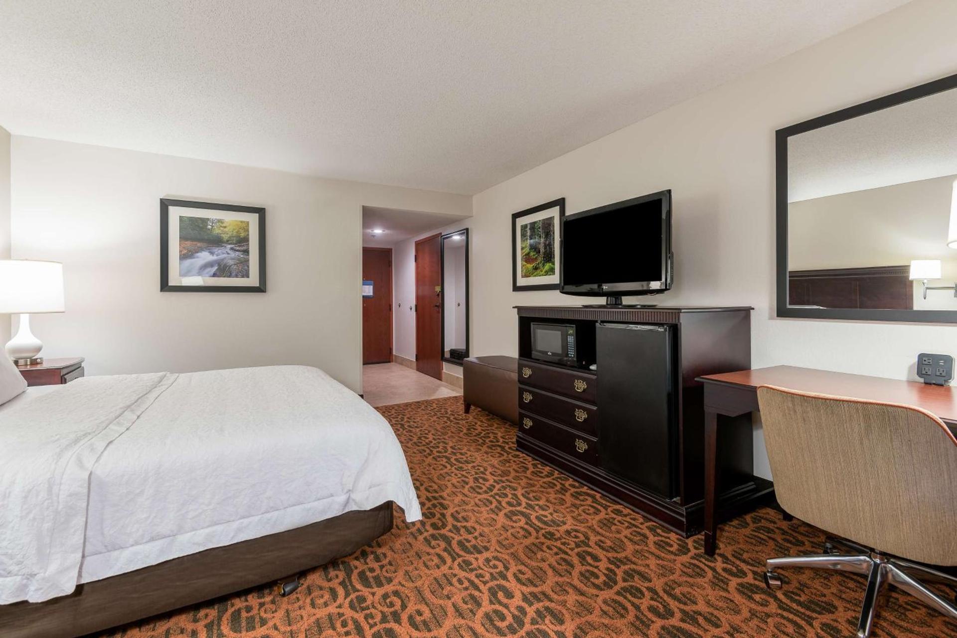 Hampton Inn Parkersburg/Mineral Wells photo 17