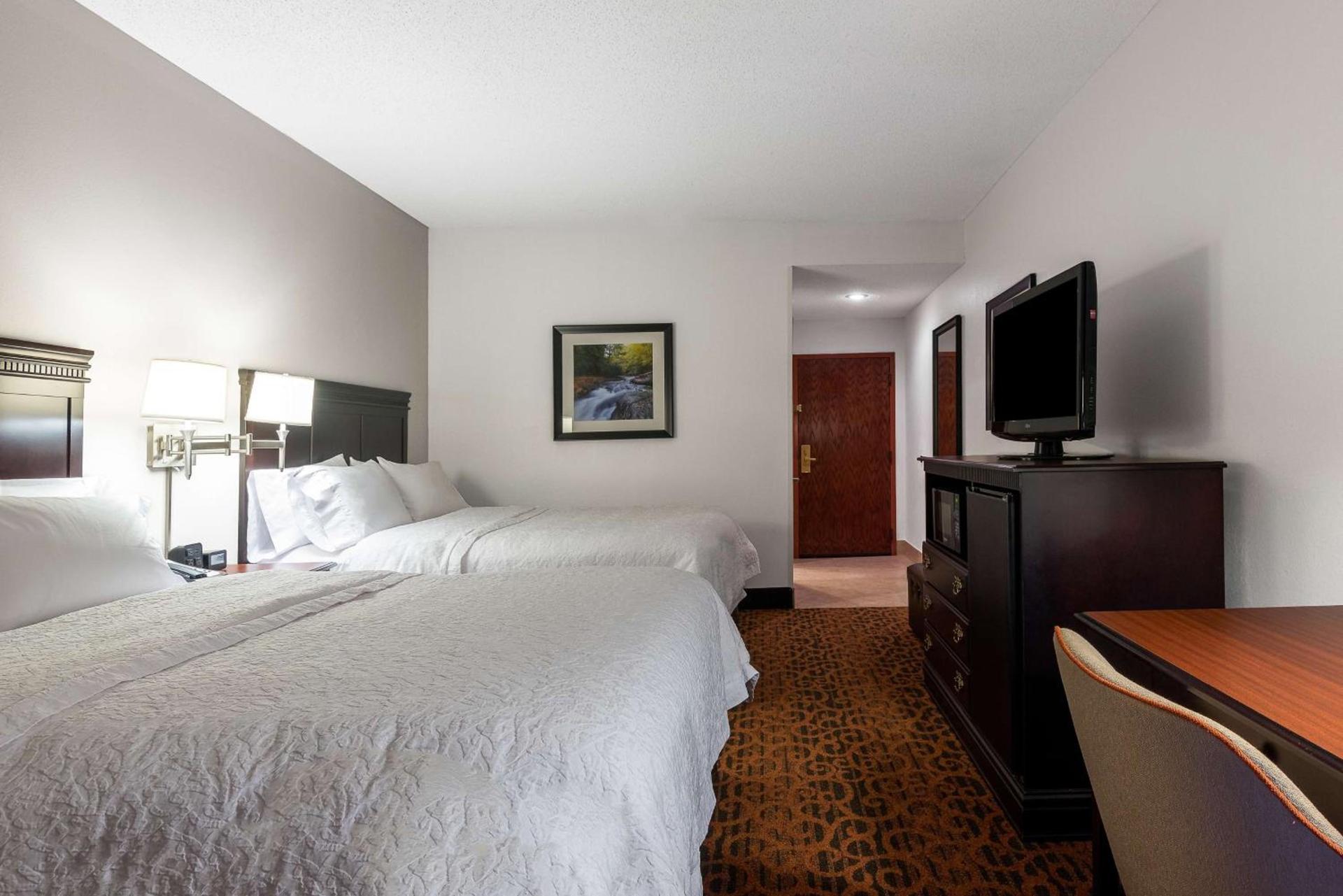 Hampton Inn Parkersburg/Mineral Wells photo 18