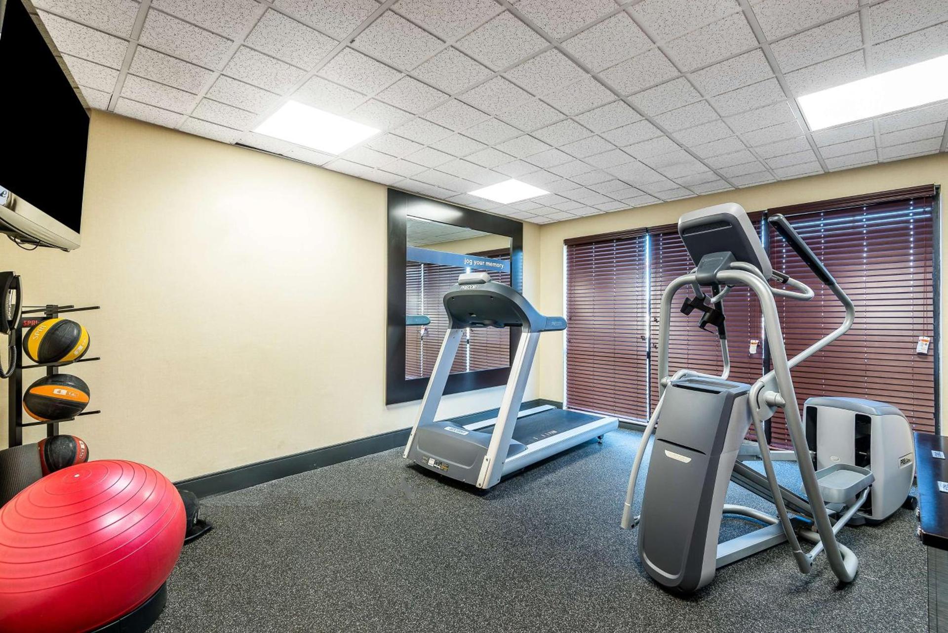 Hampton Inn Parkersburg/Mineral Wells photo 16