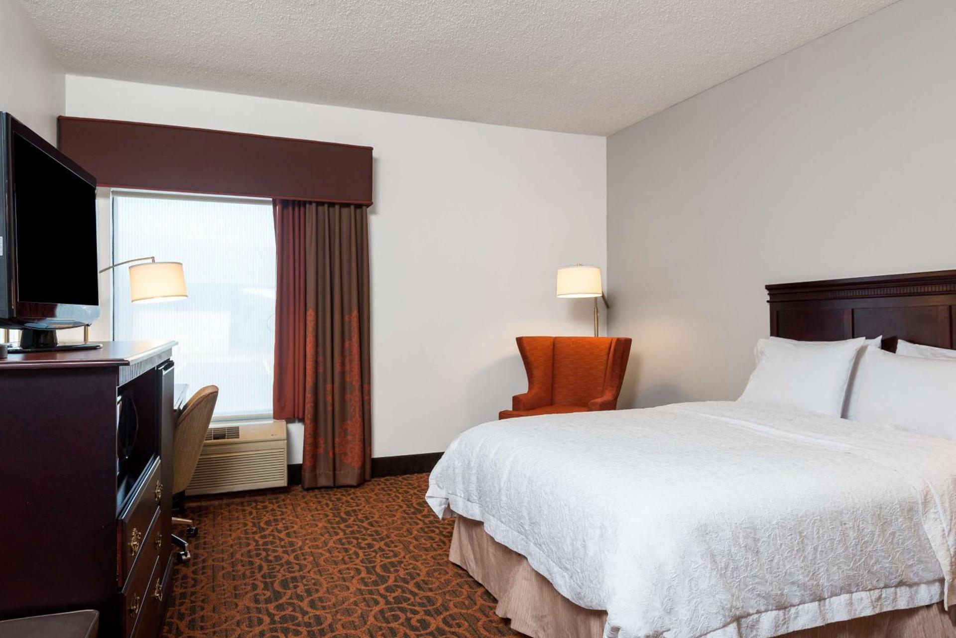 Hampton Inn Parkersburg/Mineral Wells photo 19