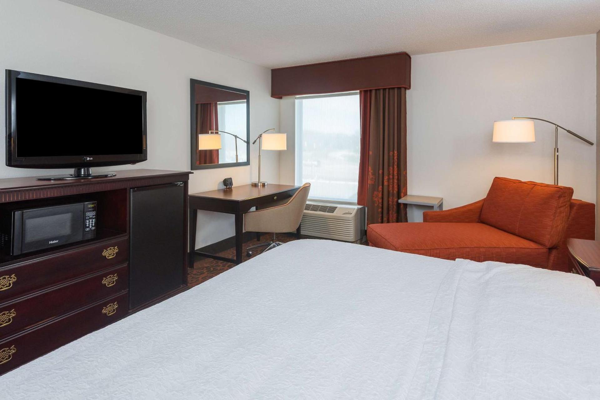 Hampton Inn Parkersburg/Mineral Wells photo 21