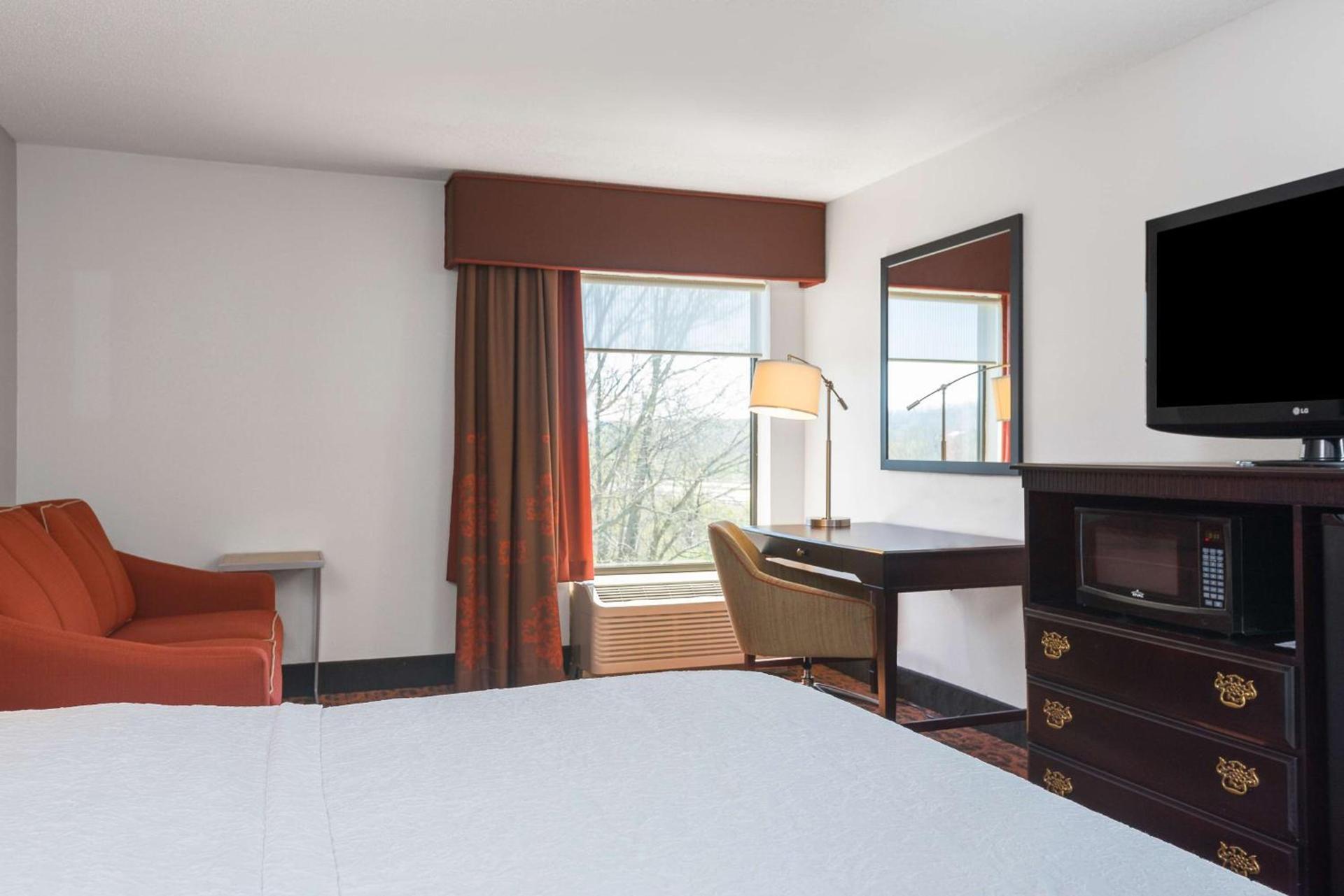 Hampton Inn Parkersburg/Mineral Wells photo 23