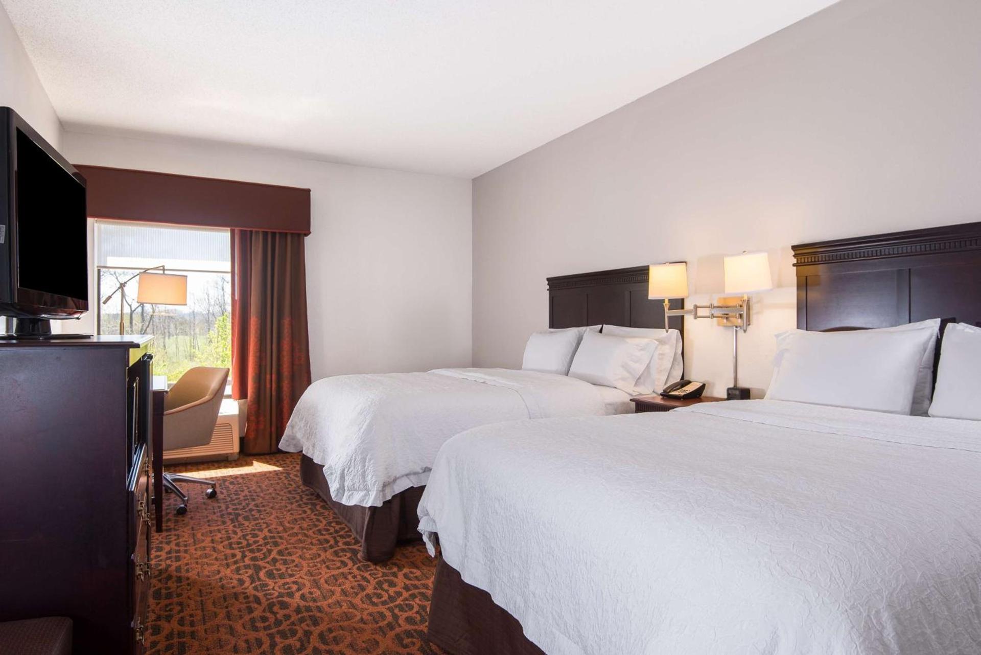 Hampton Inn Parkersburg/Mineral Wells photo 22