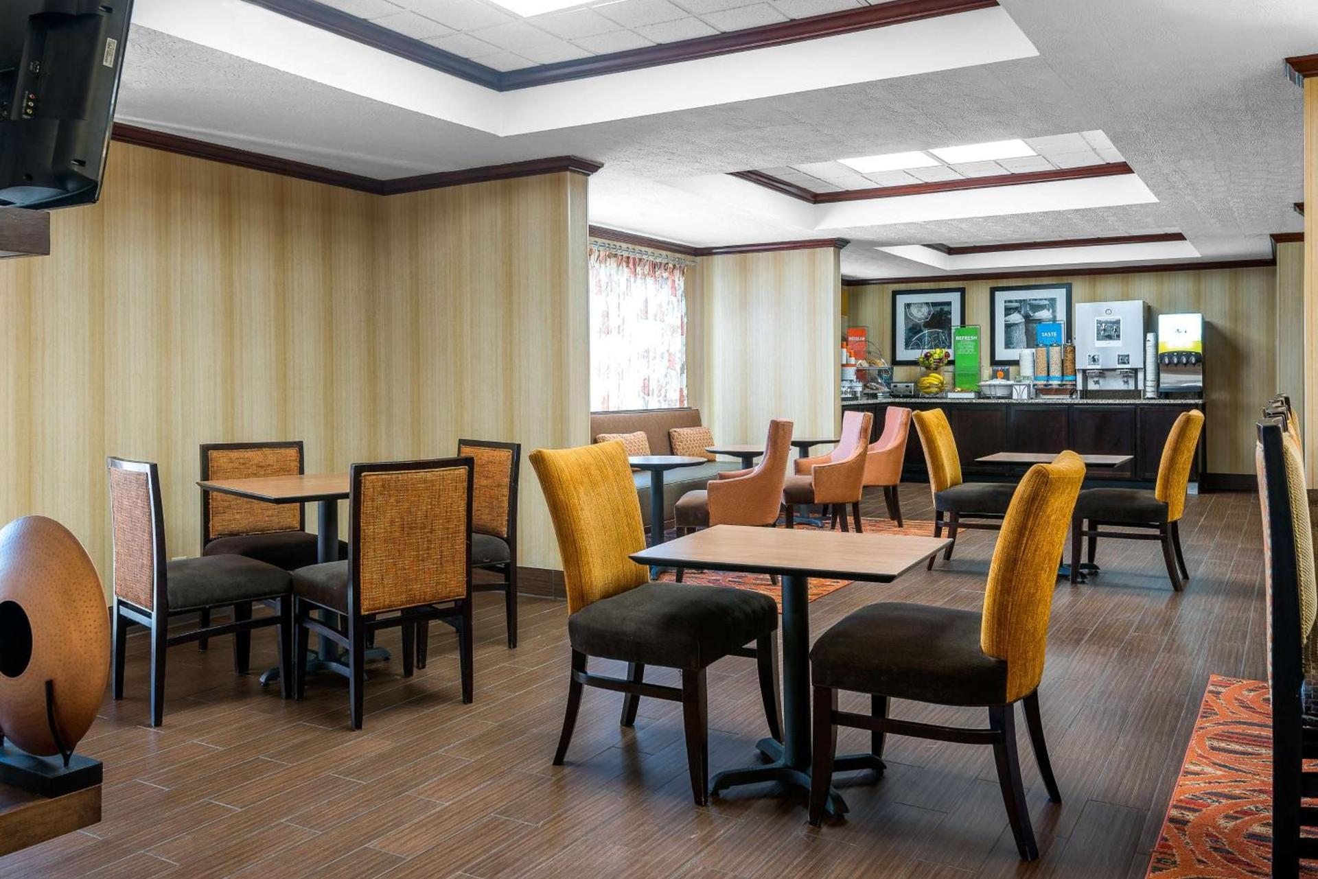 Hampton Inn Parkersburg/Mineral Wells photo 15