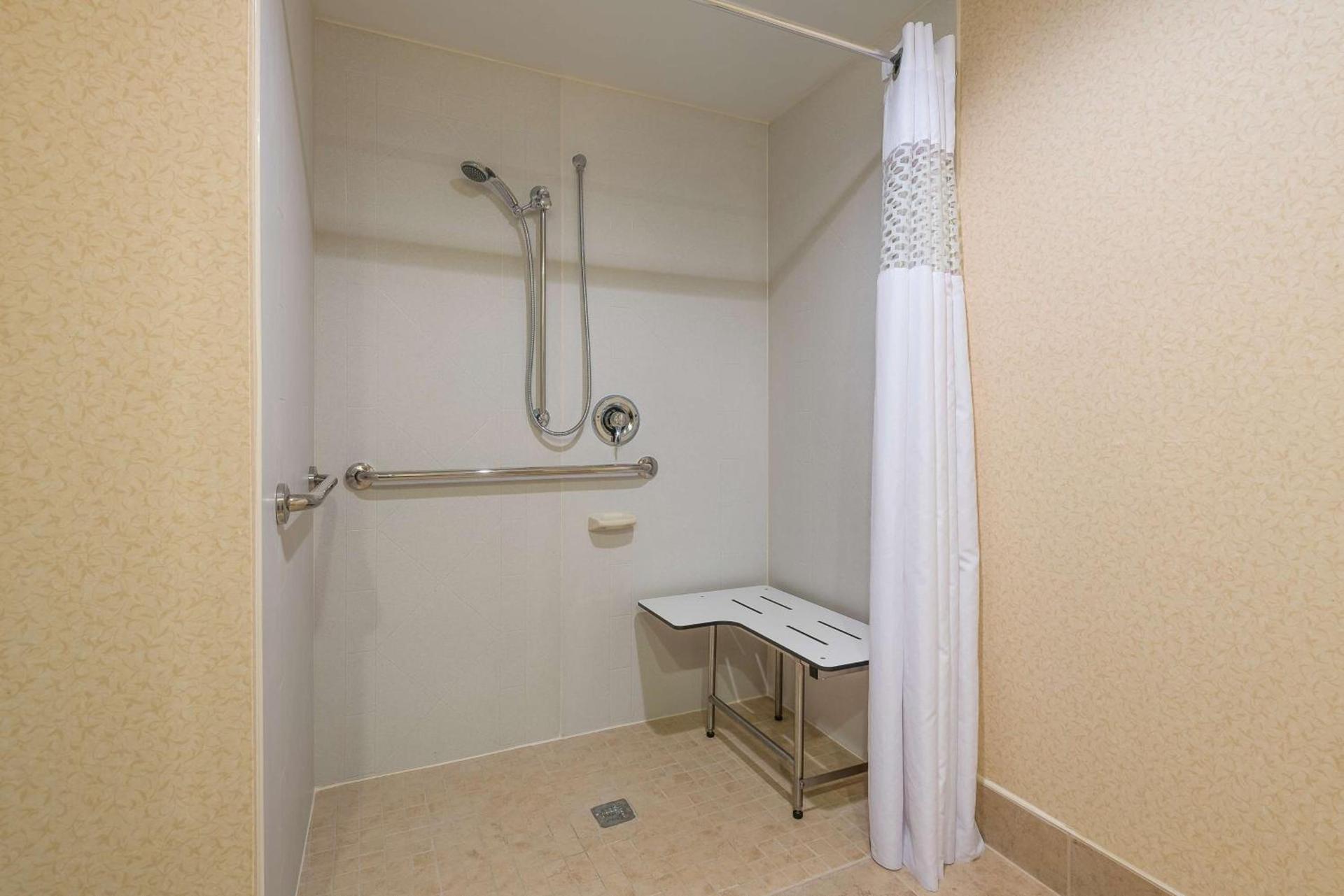 Hampton Inn Parkersburg/Mineral Wells photo 27