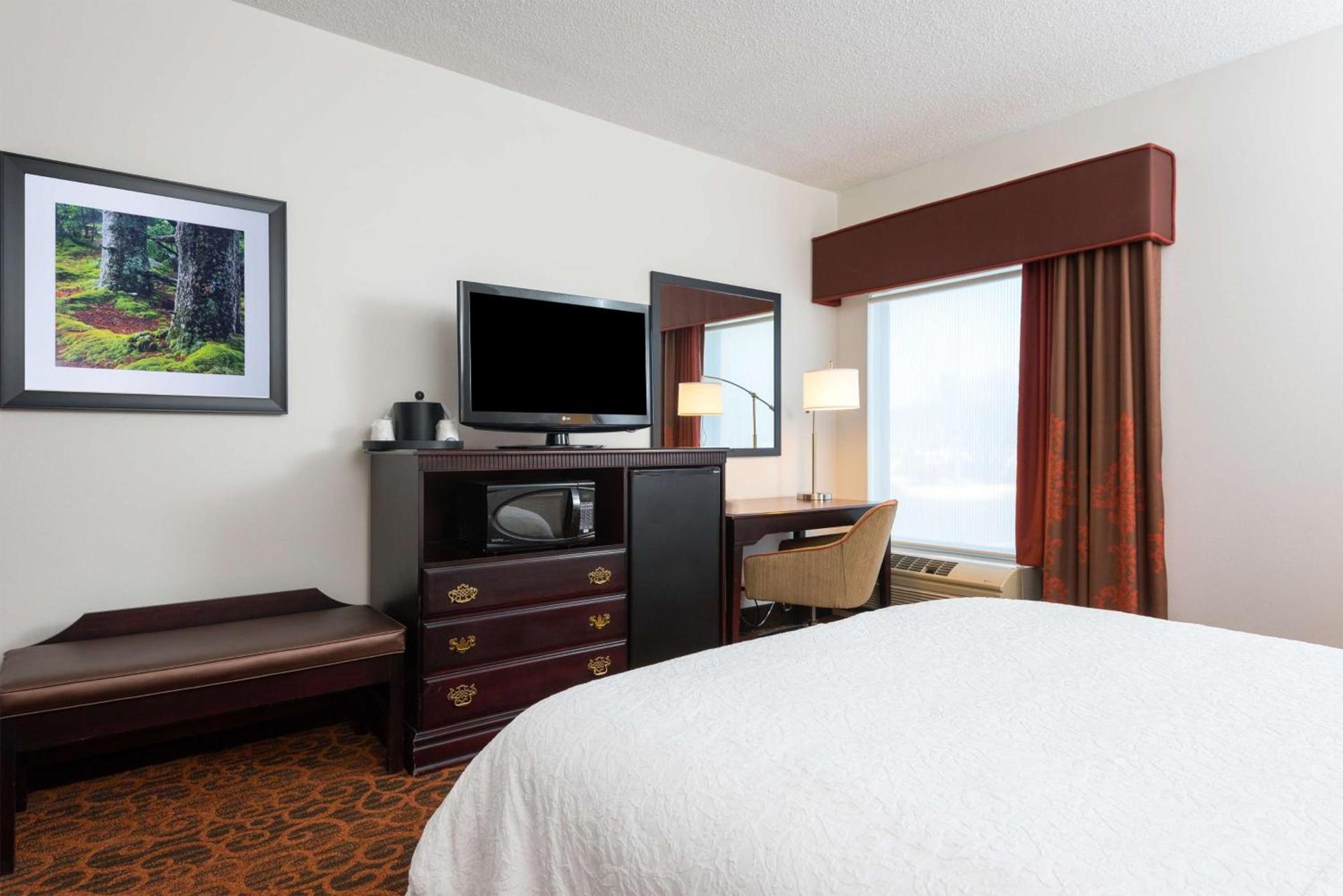 Hampton Inn Parkersburg/Mineral Wells photo 26