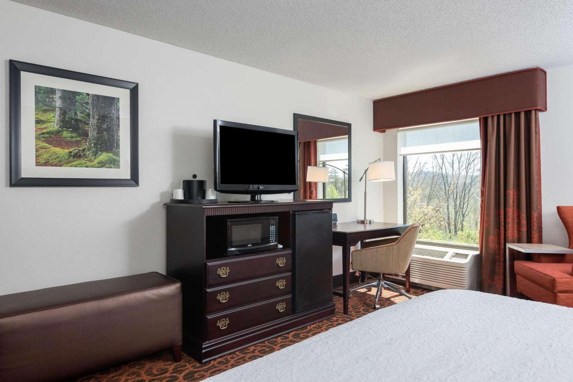 Hampton Inn Parkersburg/Mineral Wells photo 25