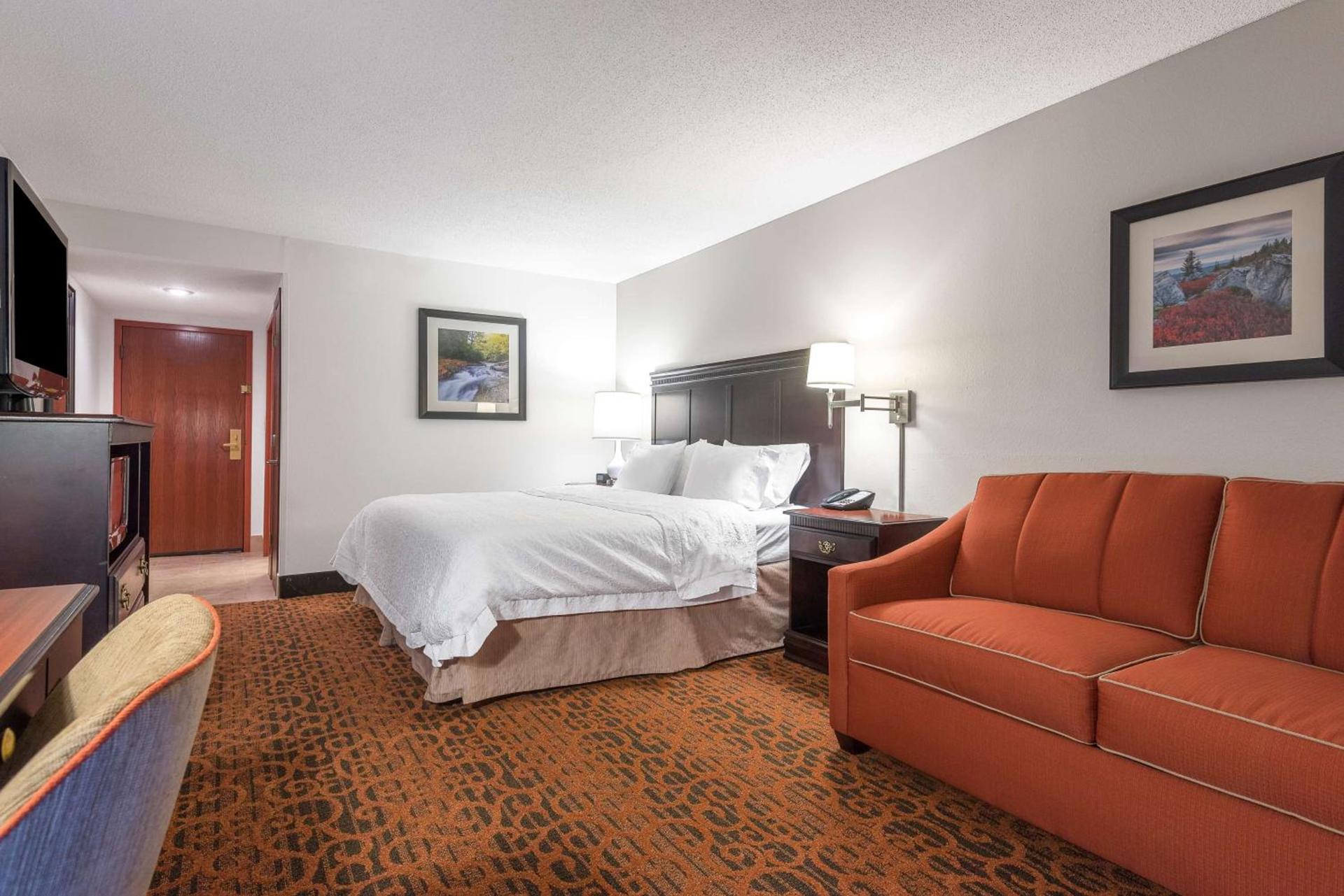 Hampton Inn Parkersburg/Mineral Wells photo 29