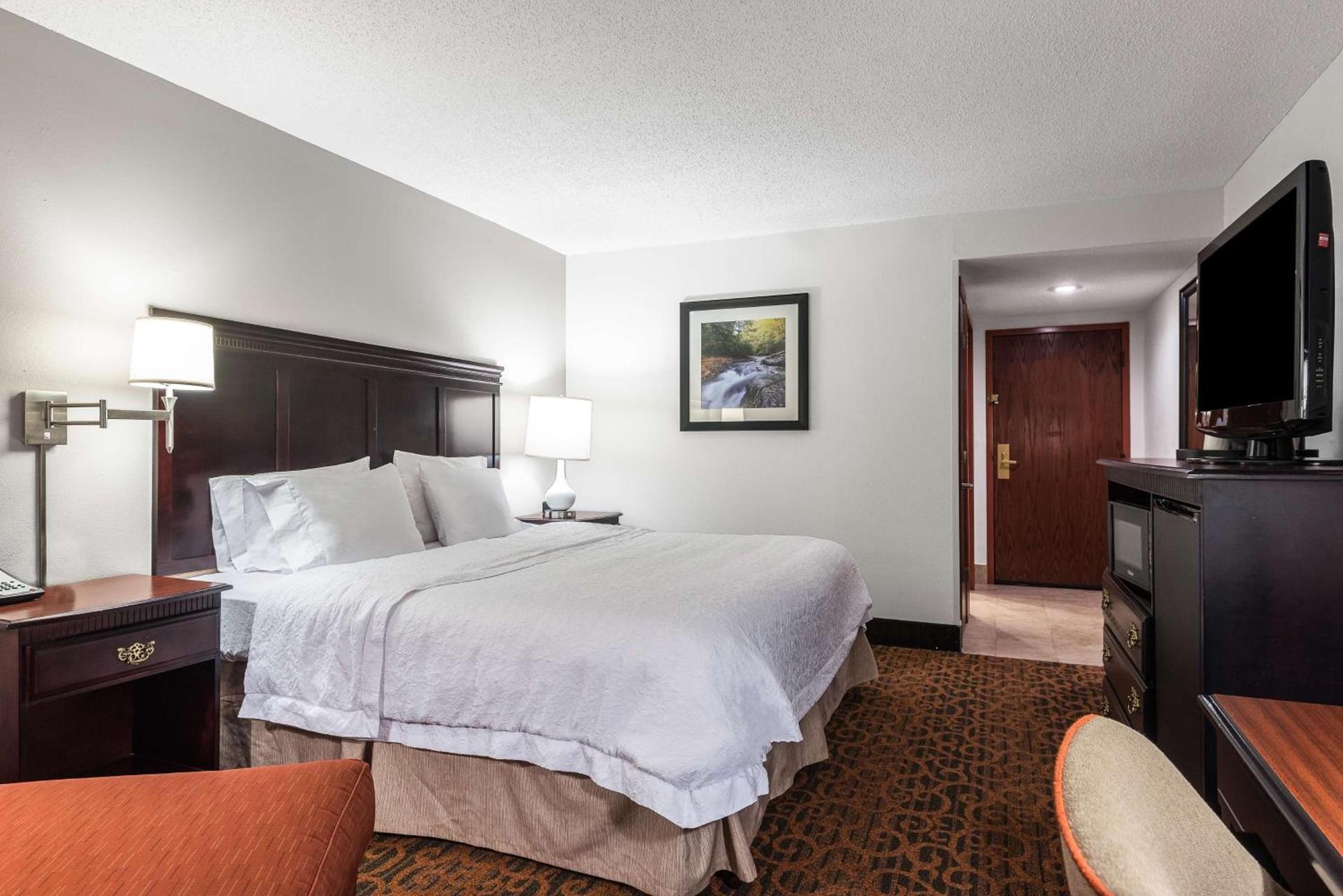 Hampton Inn Parkersburg/Mineral Wells photo 30