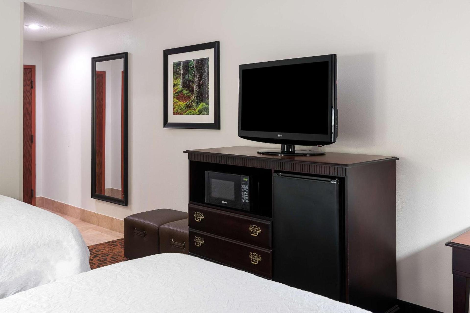 Hampton Inn Parkersburg/Mineral Wells photo 32