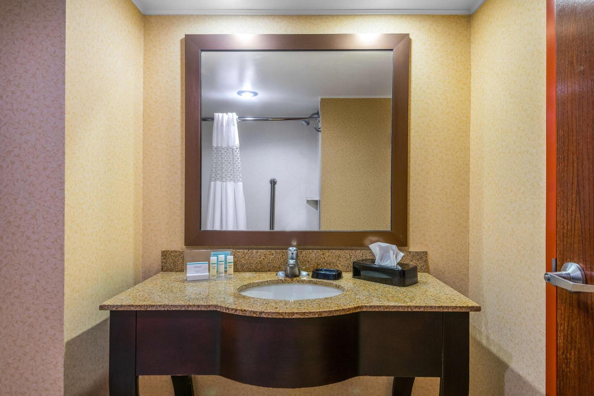 Hampton Inn Parkersburg/Mineral Wells photo 31