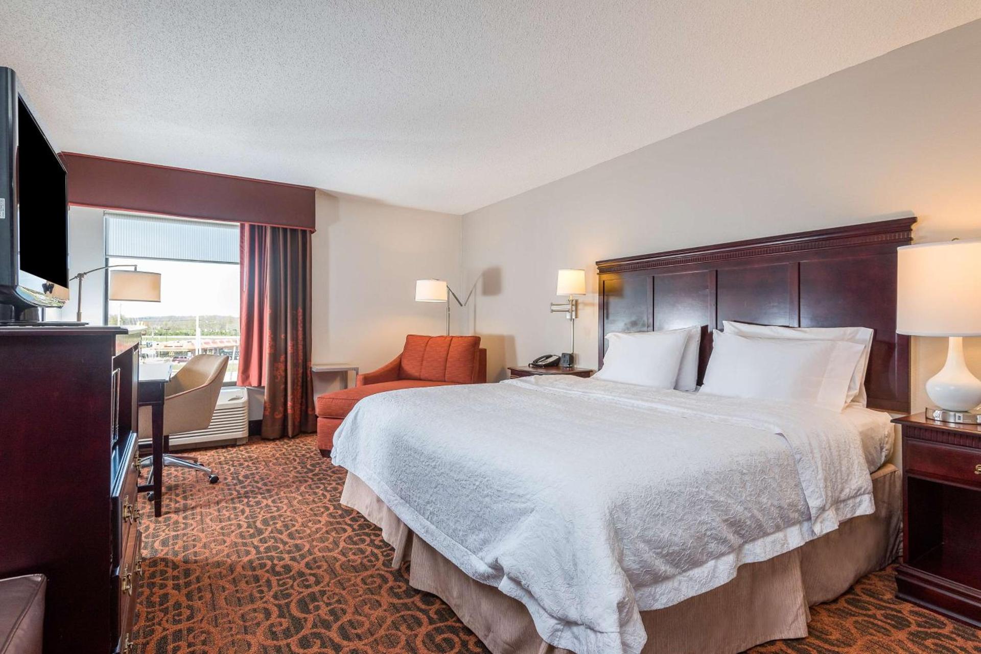 Hampton Inn Parkersburg/Mineral Wells photo 24