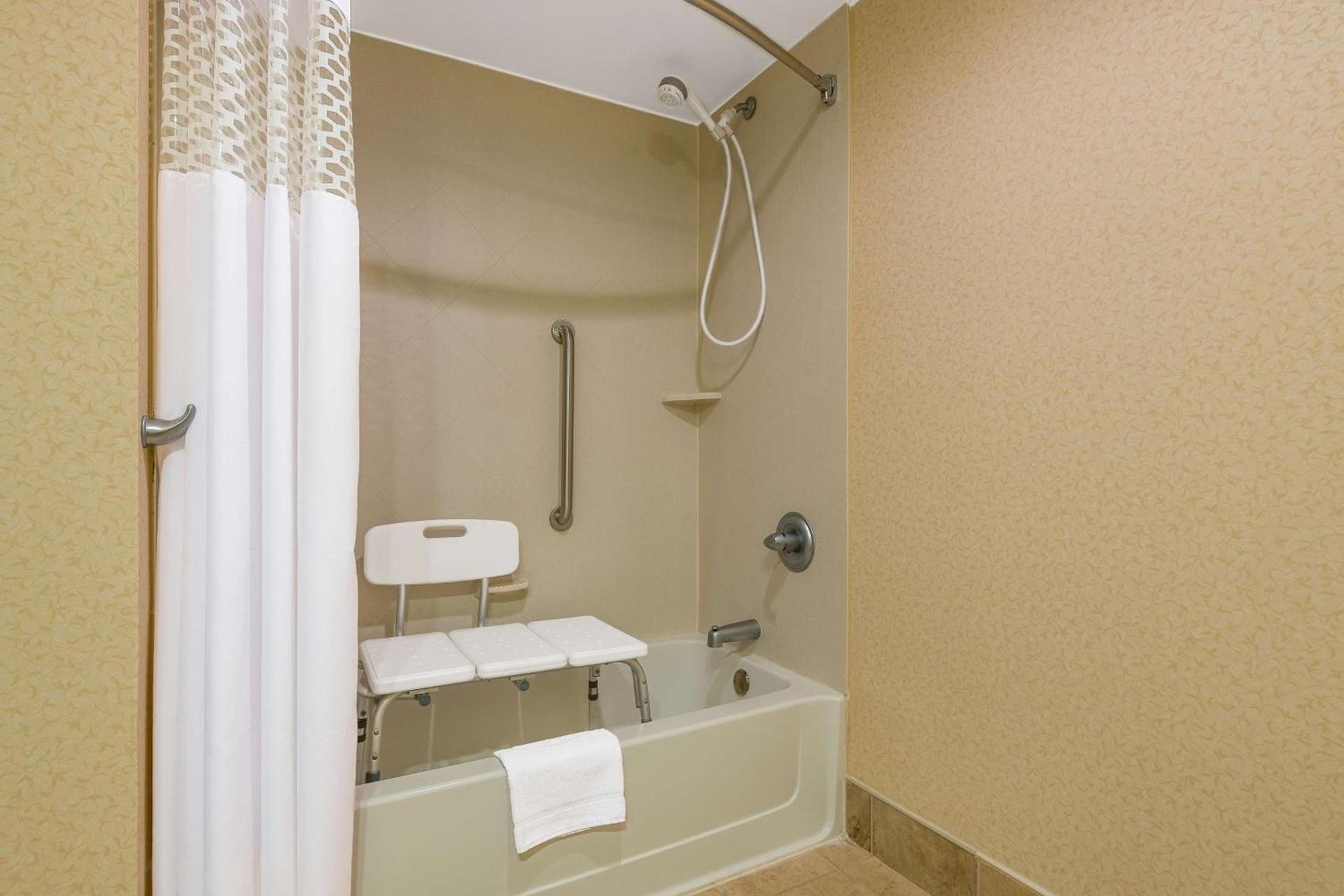 Hampton Inn Parkersburg/Mineral Wells photo 33