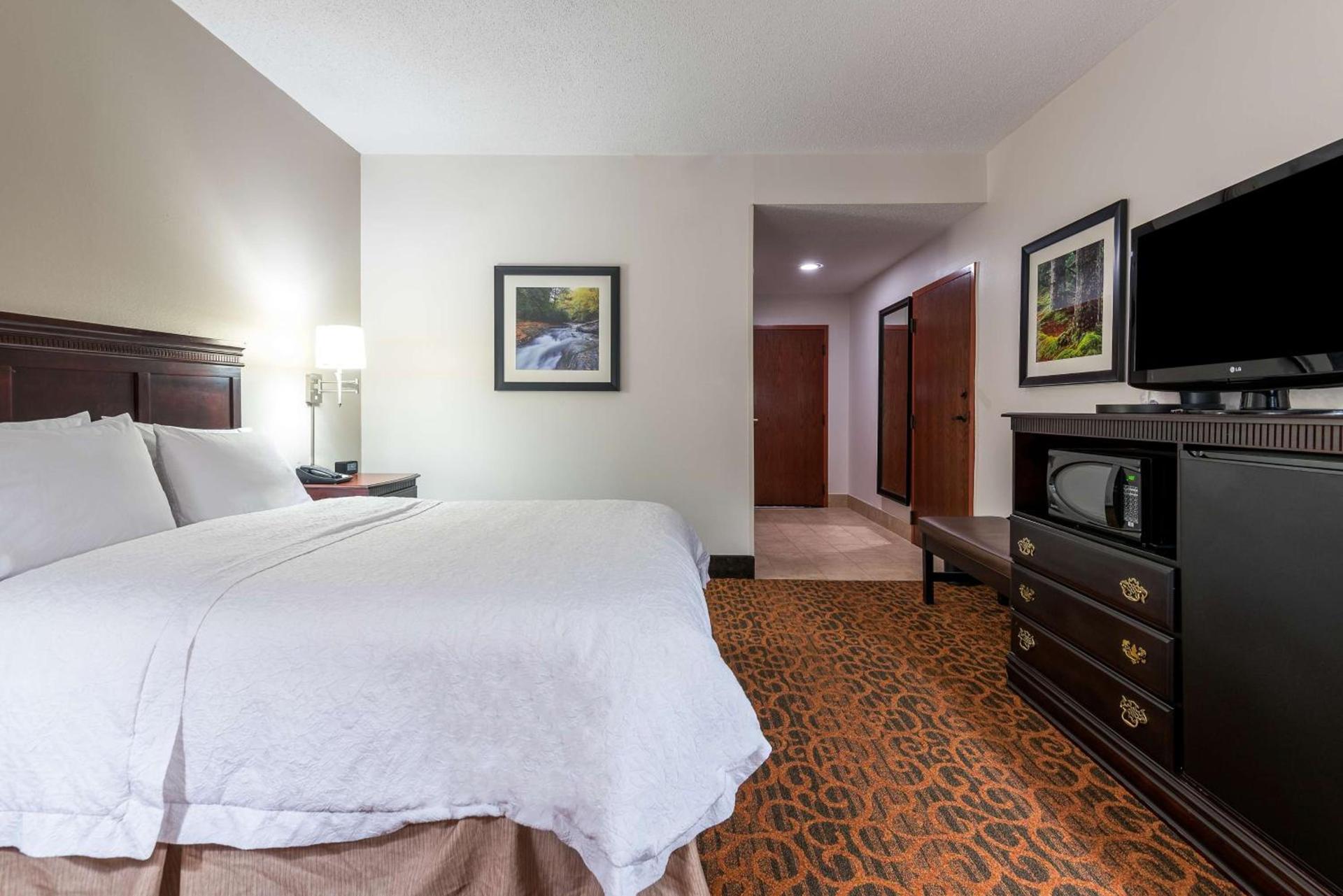 Hampton Inn Parkersburg/Mineral Wells photo 34