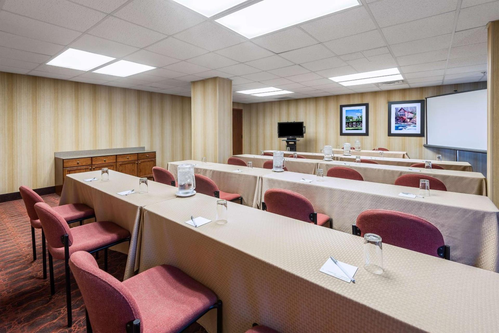 Hampton Inn Parkersburg/Mineral Wells photo 3