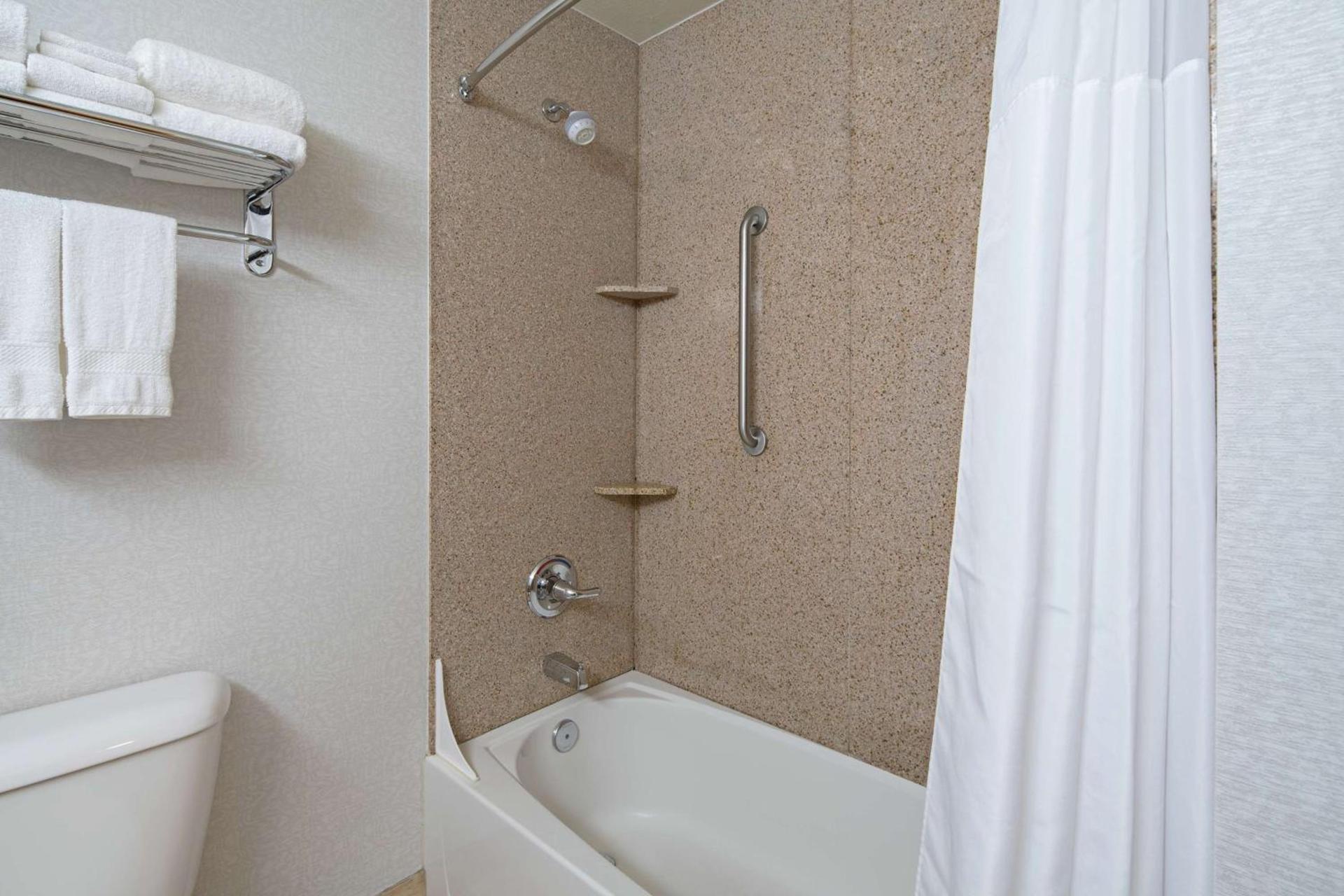 Hampton Inn & Suites Bremerton photo 16