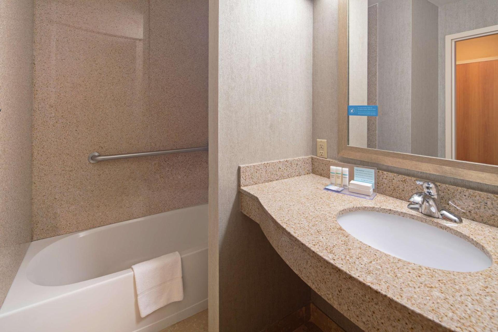 Hampton Inn & Suites Bremerton photo 18