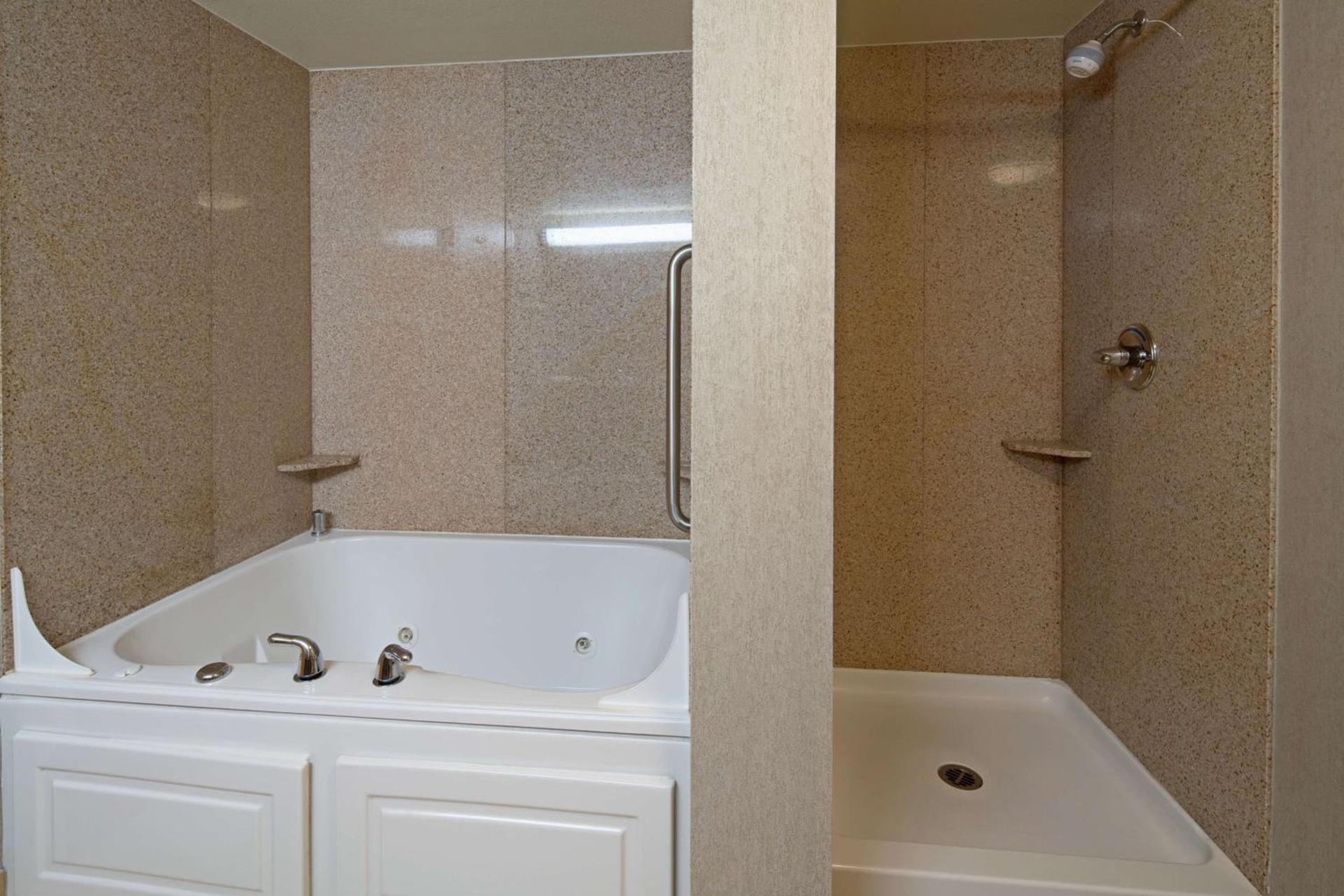 Hampton Inn & Suites Bremerton photo 21