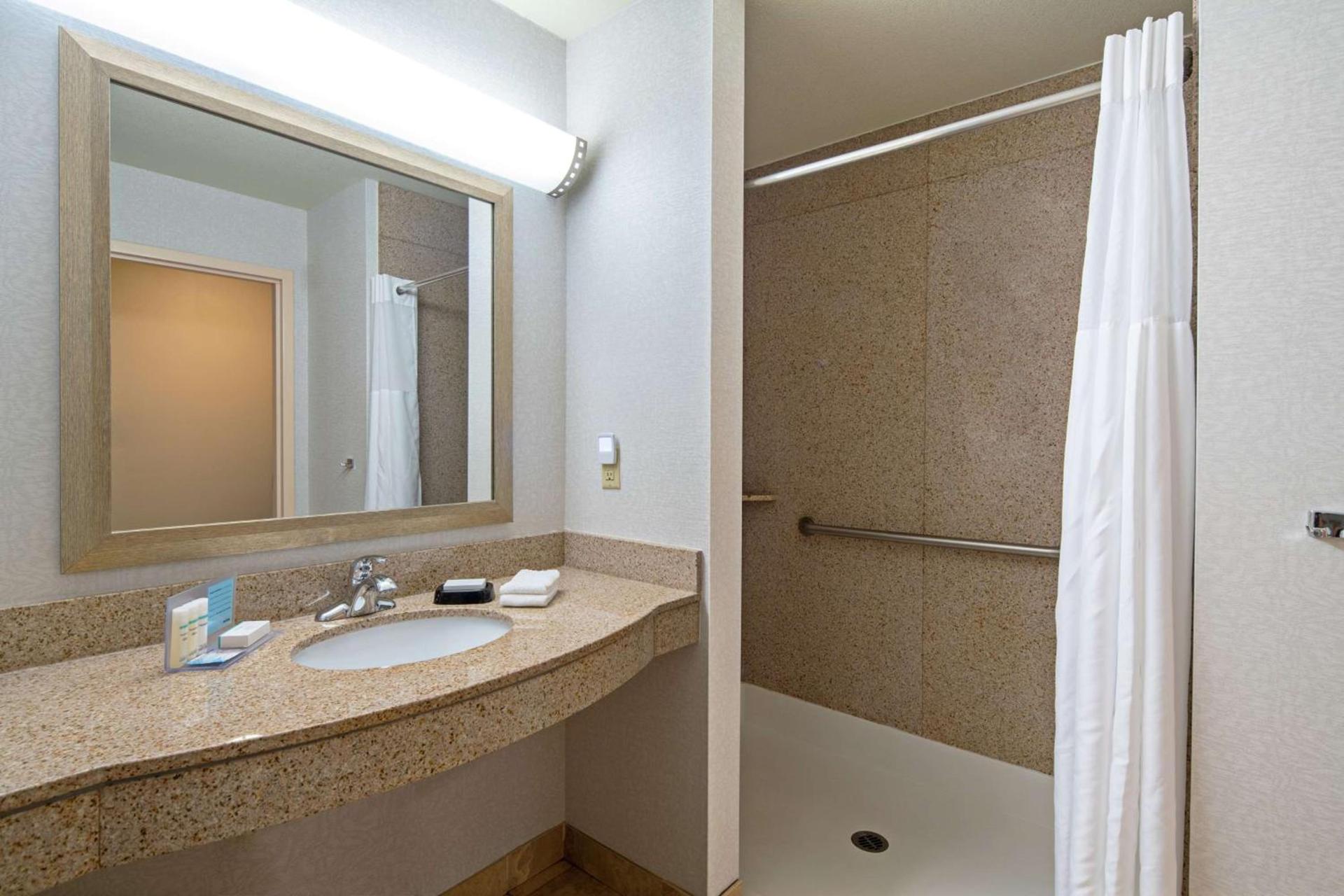 Hampton Inn & Suites Bremerton photo 29
