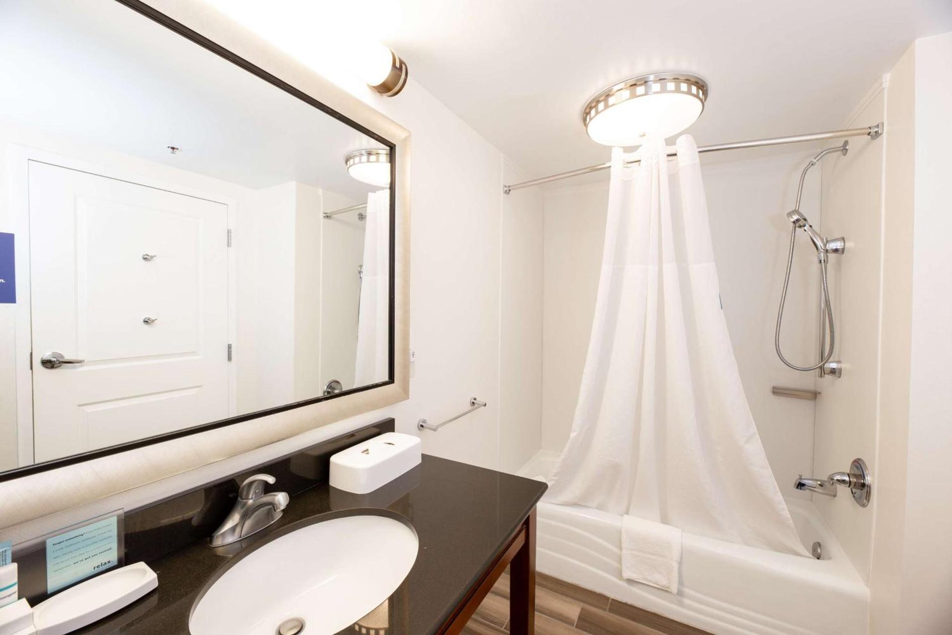 Hampton Inn & Suites Raleigh Cary Lenovo Center photo 28