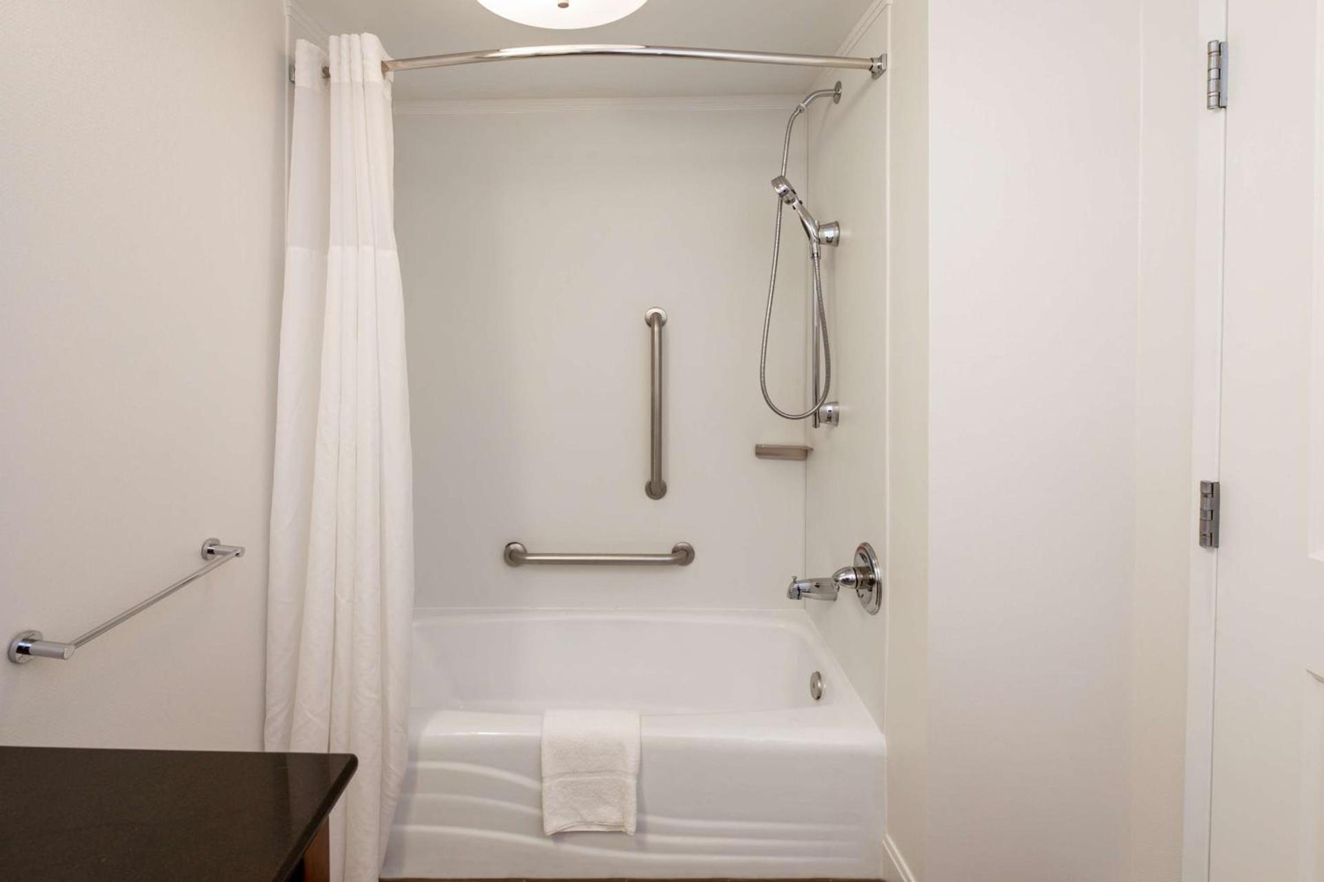 Hampton Inn & Suites Raleigh Cary Lenovo Center photo 30