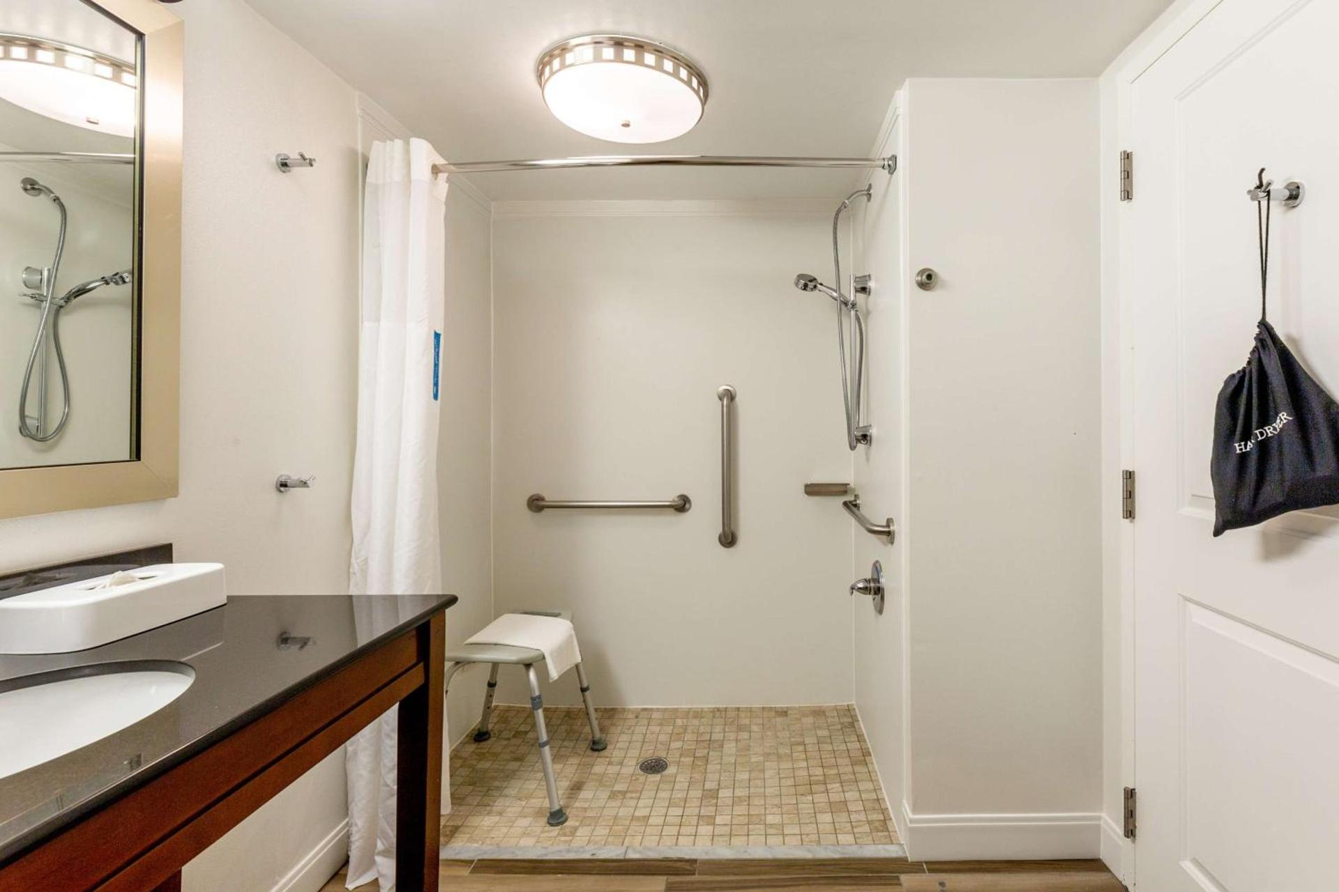 Hampton Inn & Suites Raleigh Cary Lenovo Center photo 34
