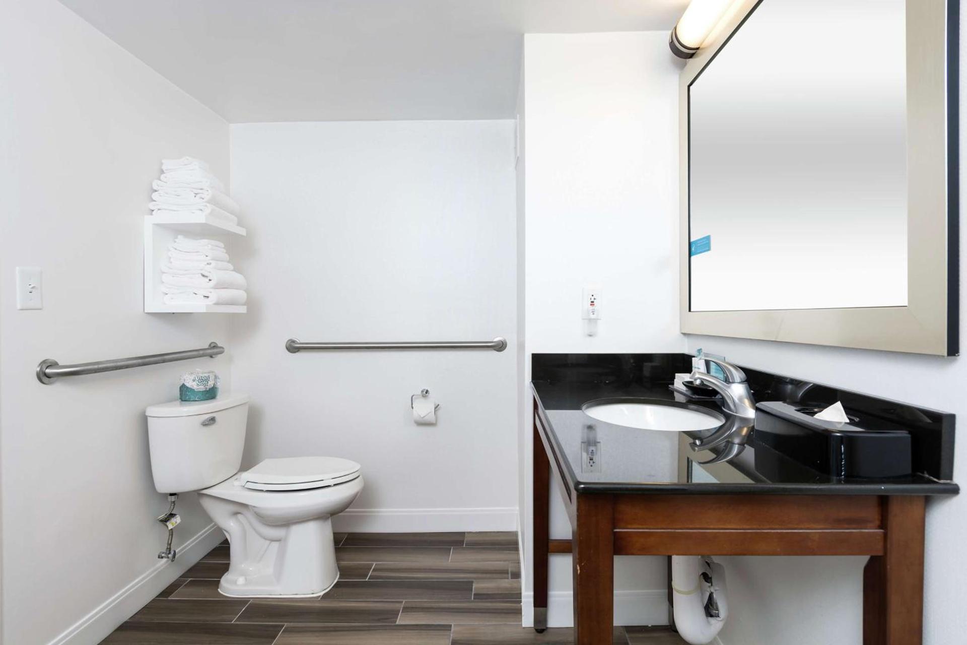 Hampton Inn & Suites Raleigh Cary Lenovo Center photo 44