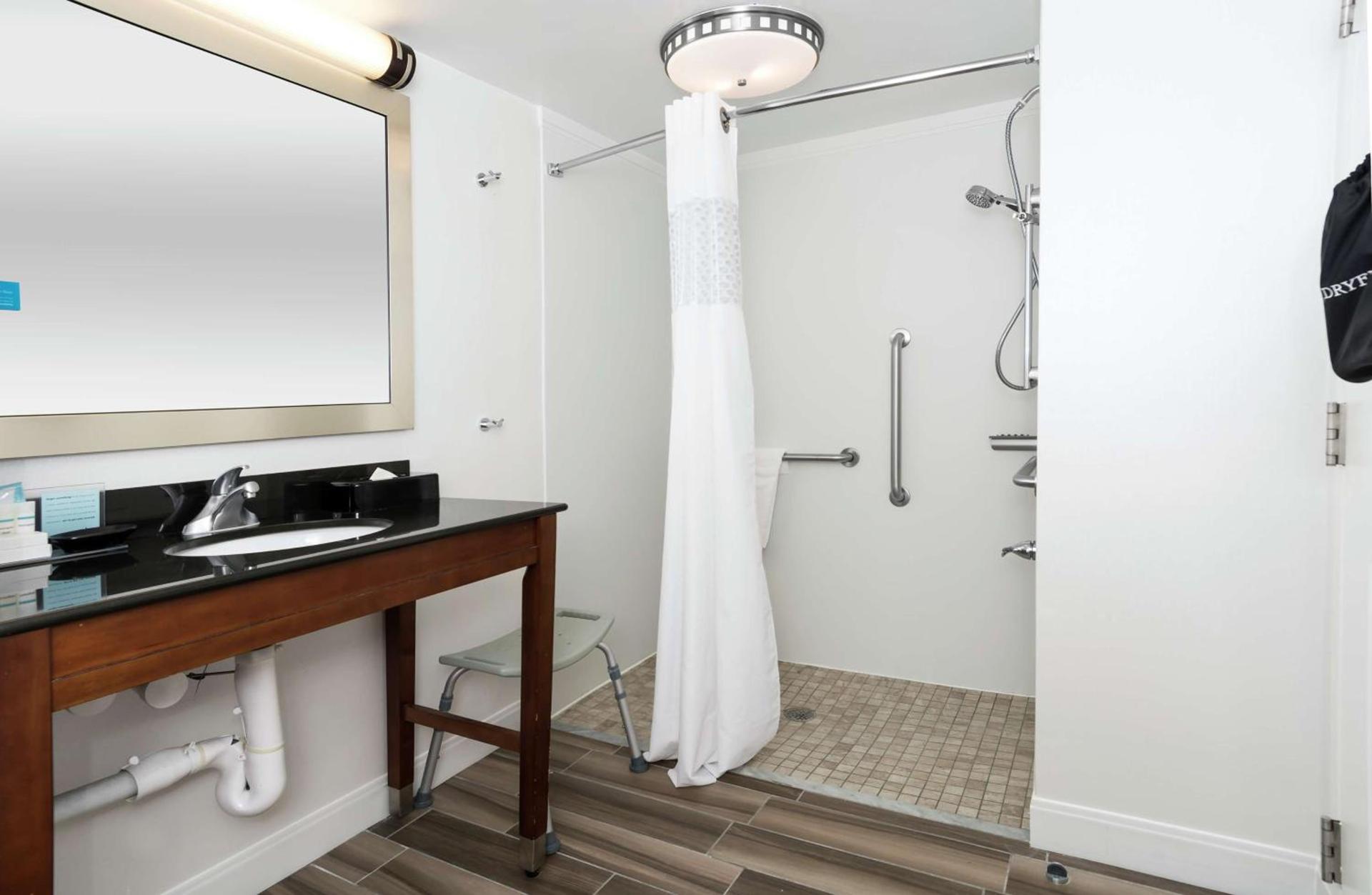 Hampton Inn & Suites Raleigh Cary Lenovo Center photo 45