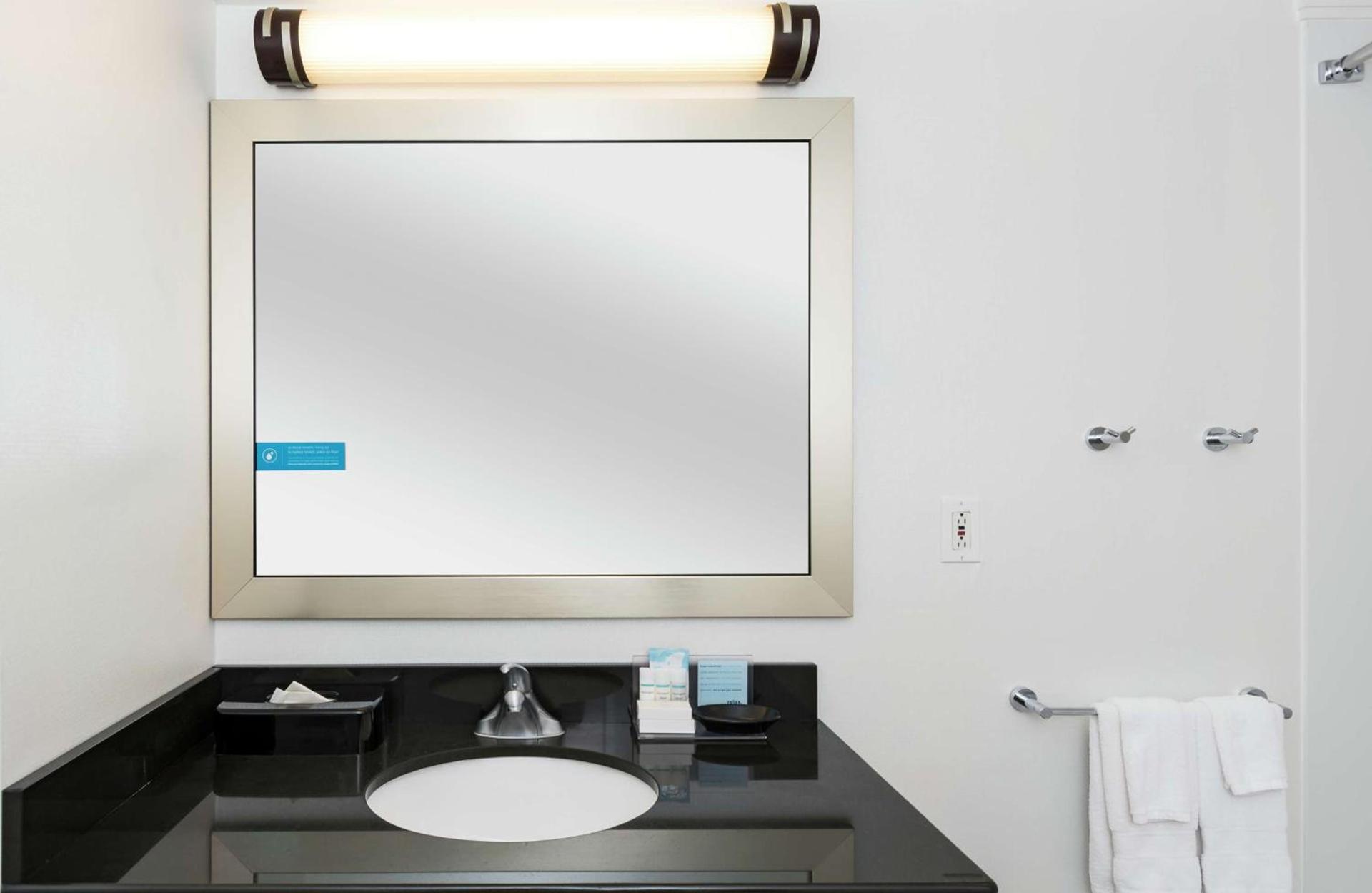 Hampton Inn & Suites Raleigh Cary Lenovo Center photo 50