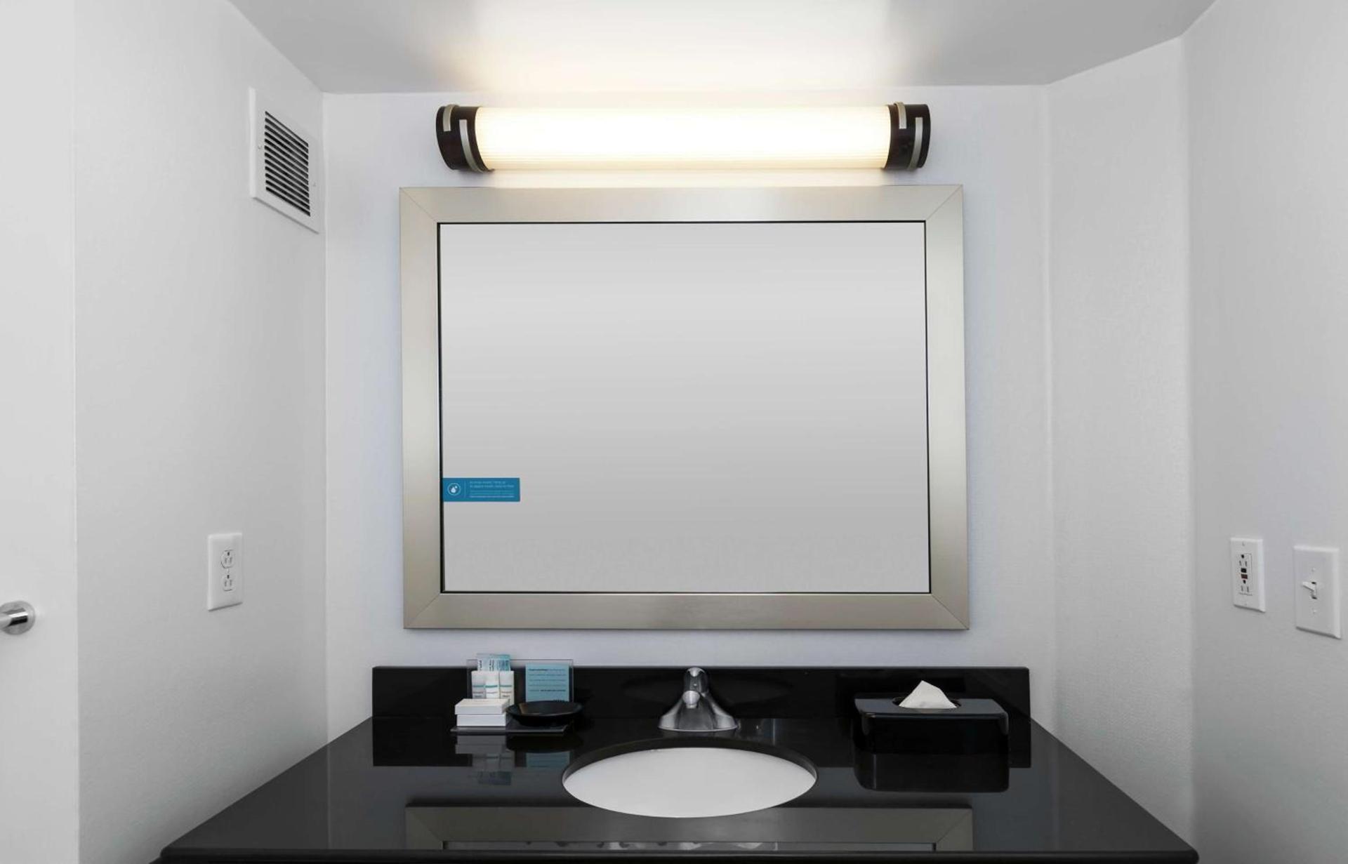 Hampton Inn & Suites Raleigh Cary Lenovo Center photo 51