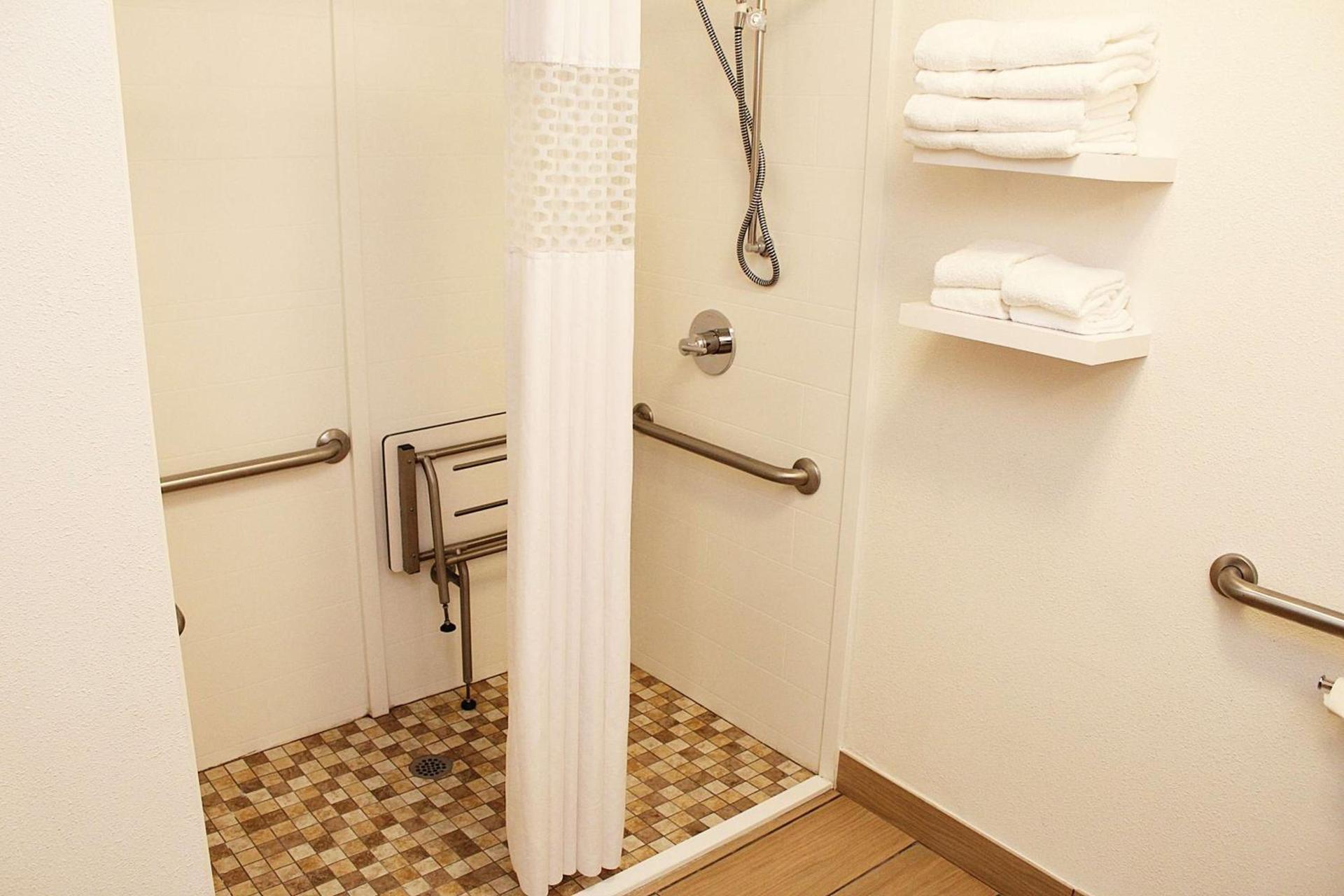 Hampton Inn Richmond KY photo 14