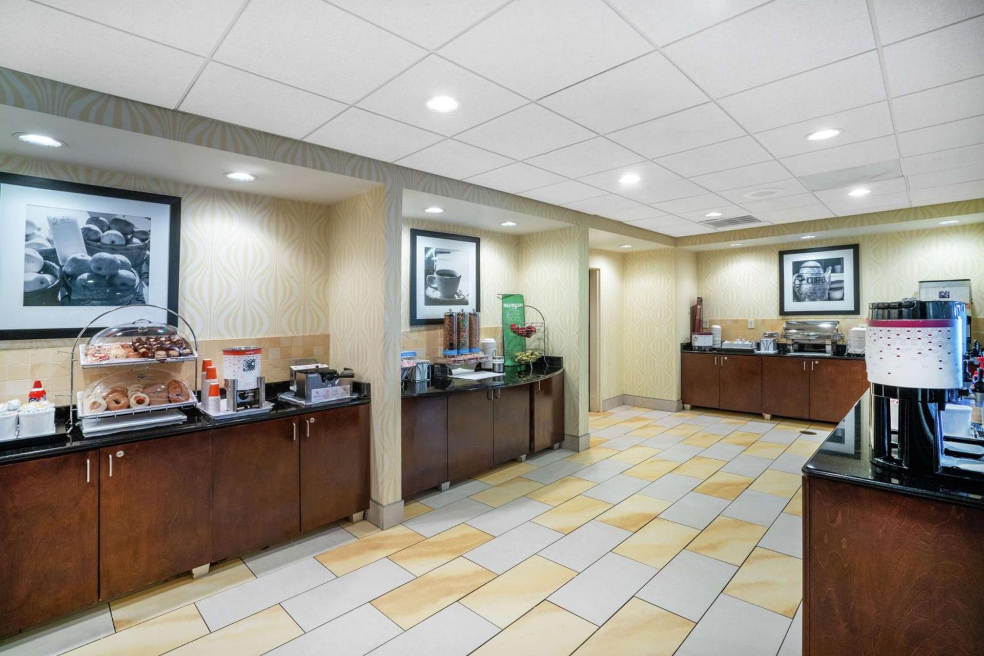 Hampton Inn Richmond - Airport photo 10