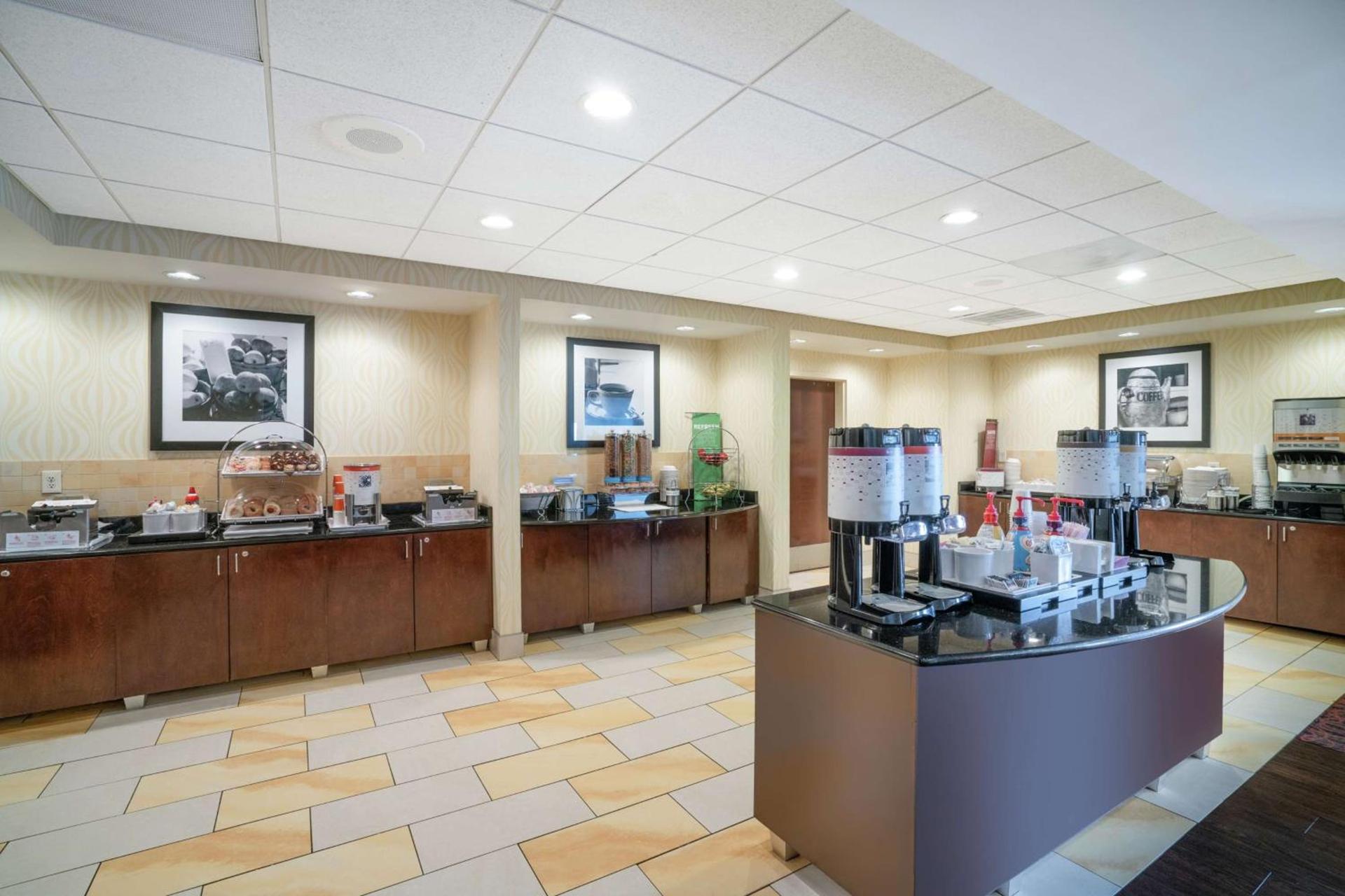 Hampton Inn Richmond - Airport photo 11