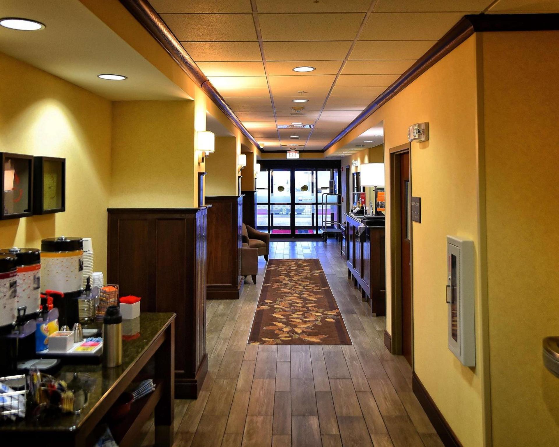 Hampton Inn Geneseo photo 8