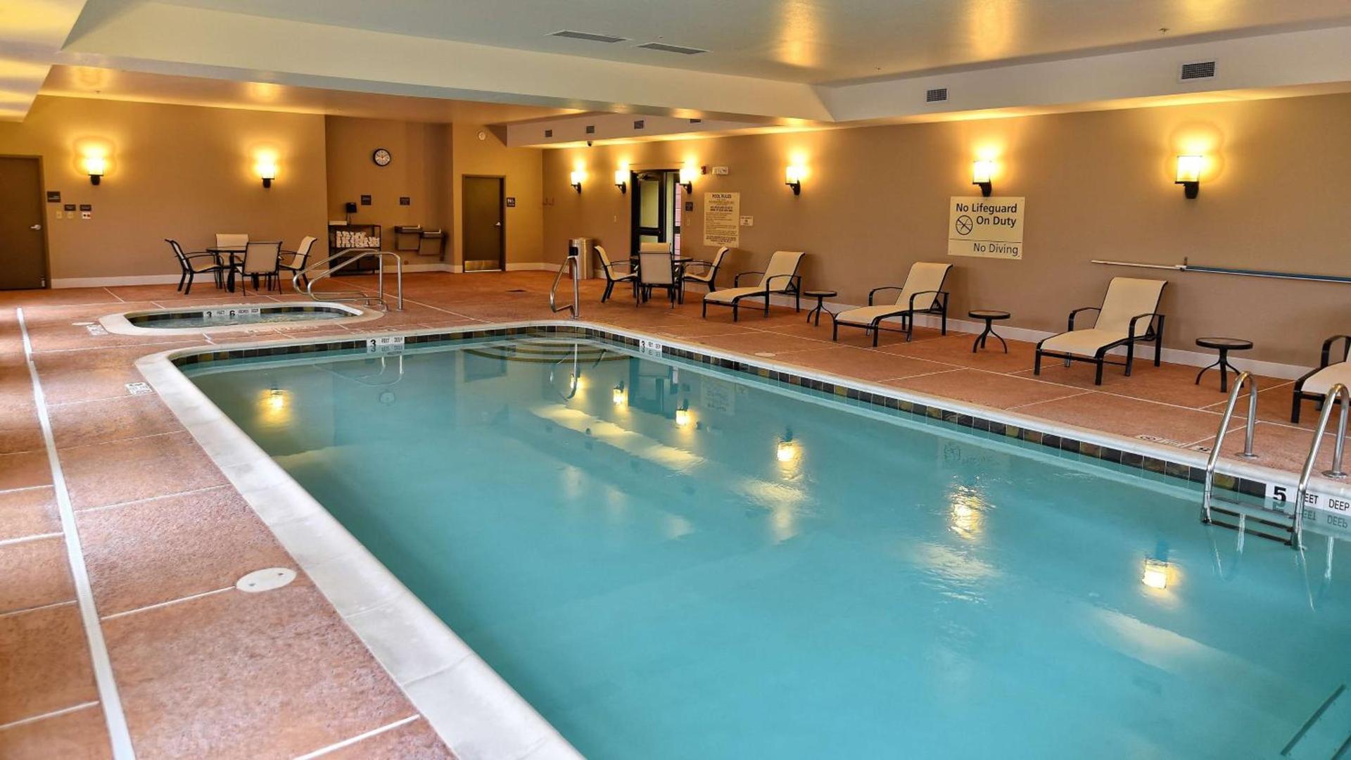 Hampton Inn Geneseo photo 9