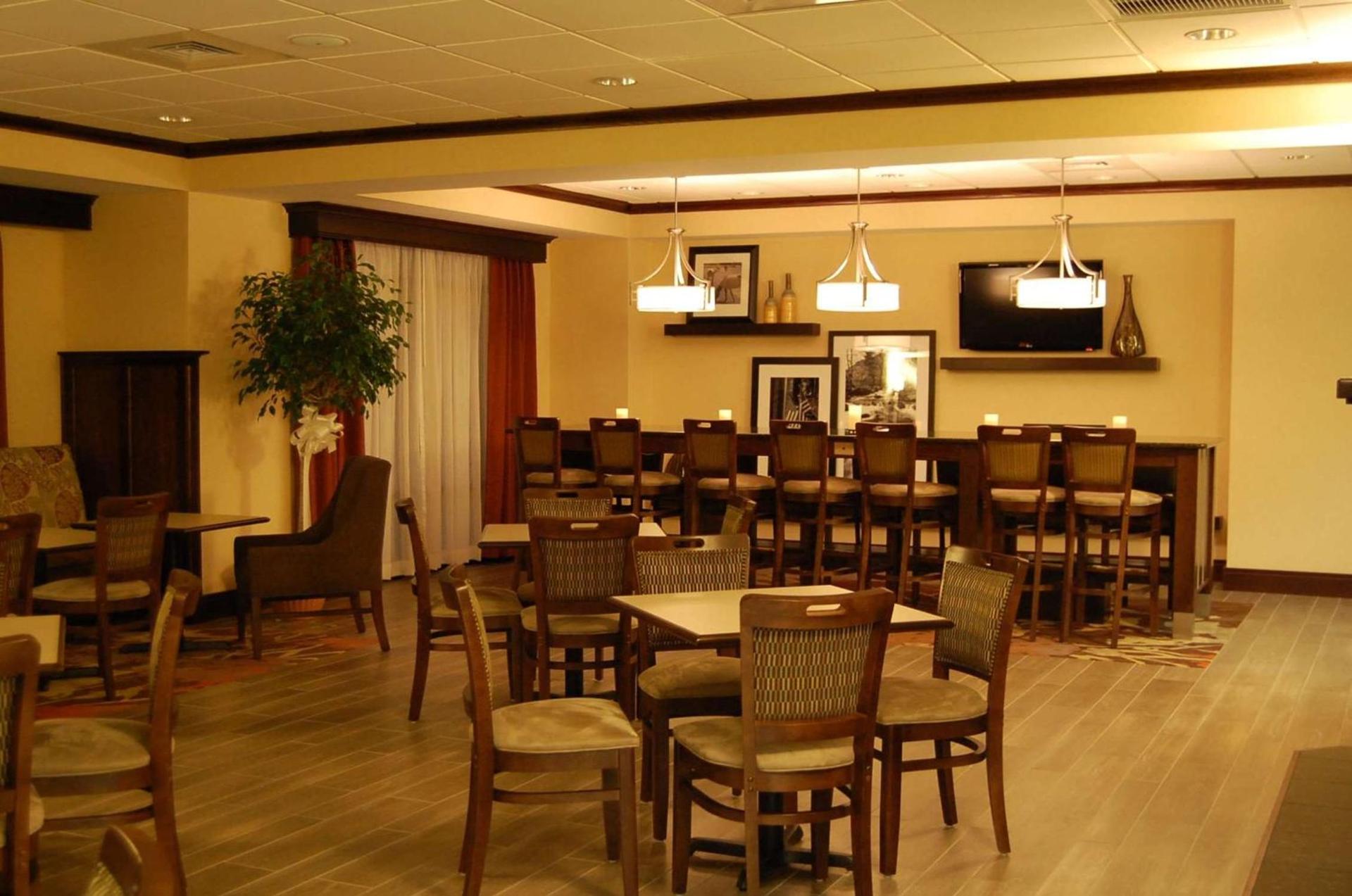 Hampton Inn Geneseo photo 10