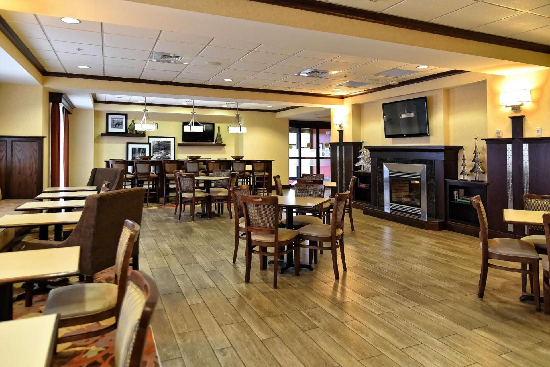 Hampton Inn Geneseo photo 11