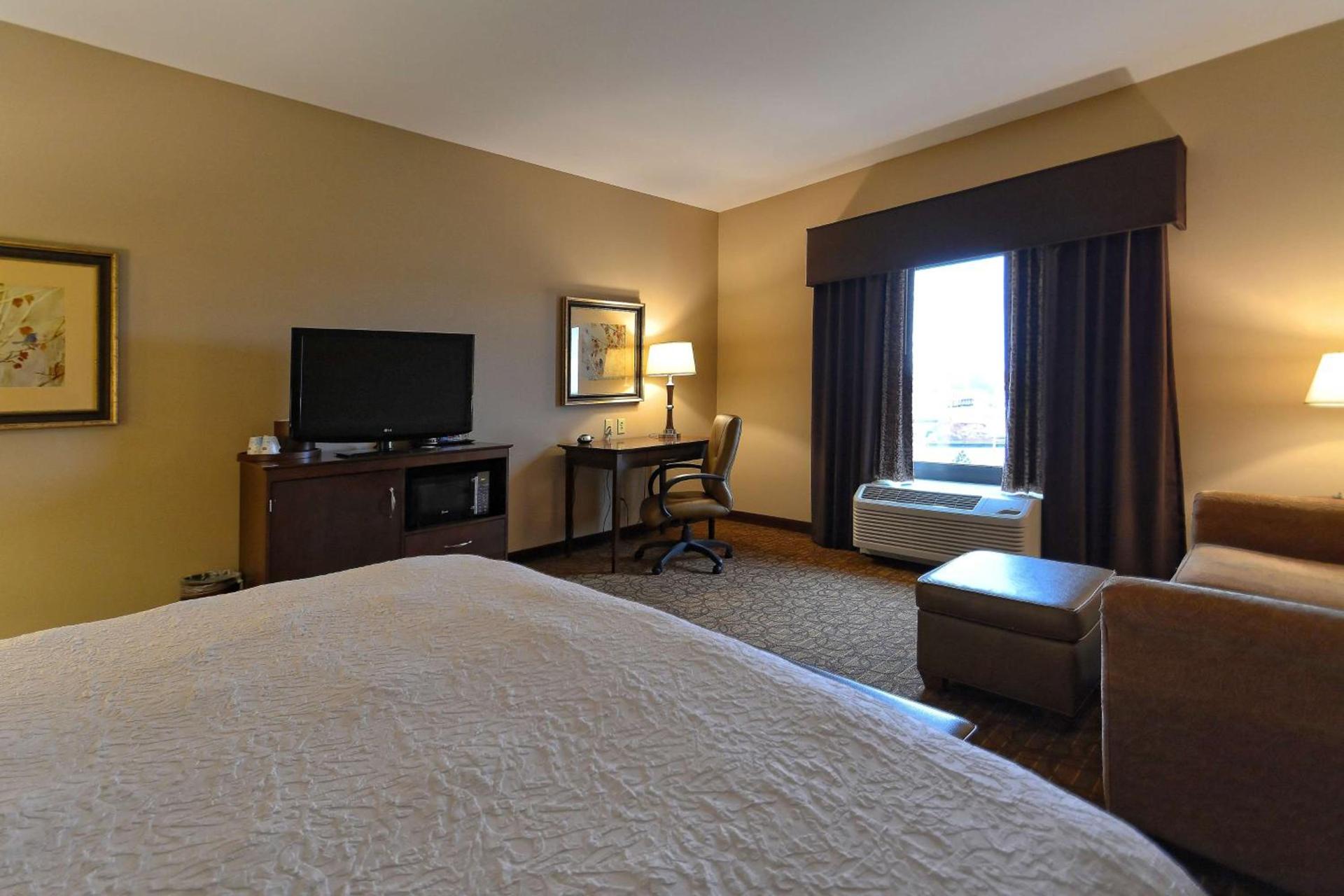 Hampton Inn Geneseo photo 15