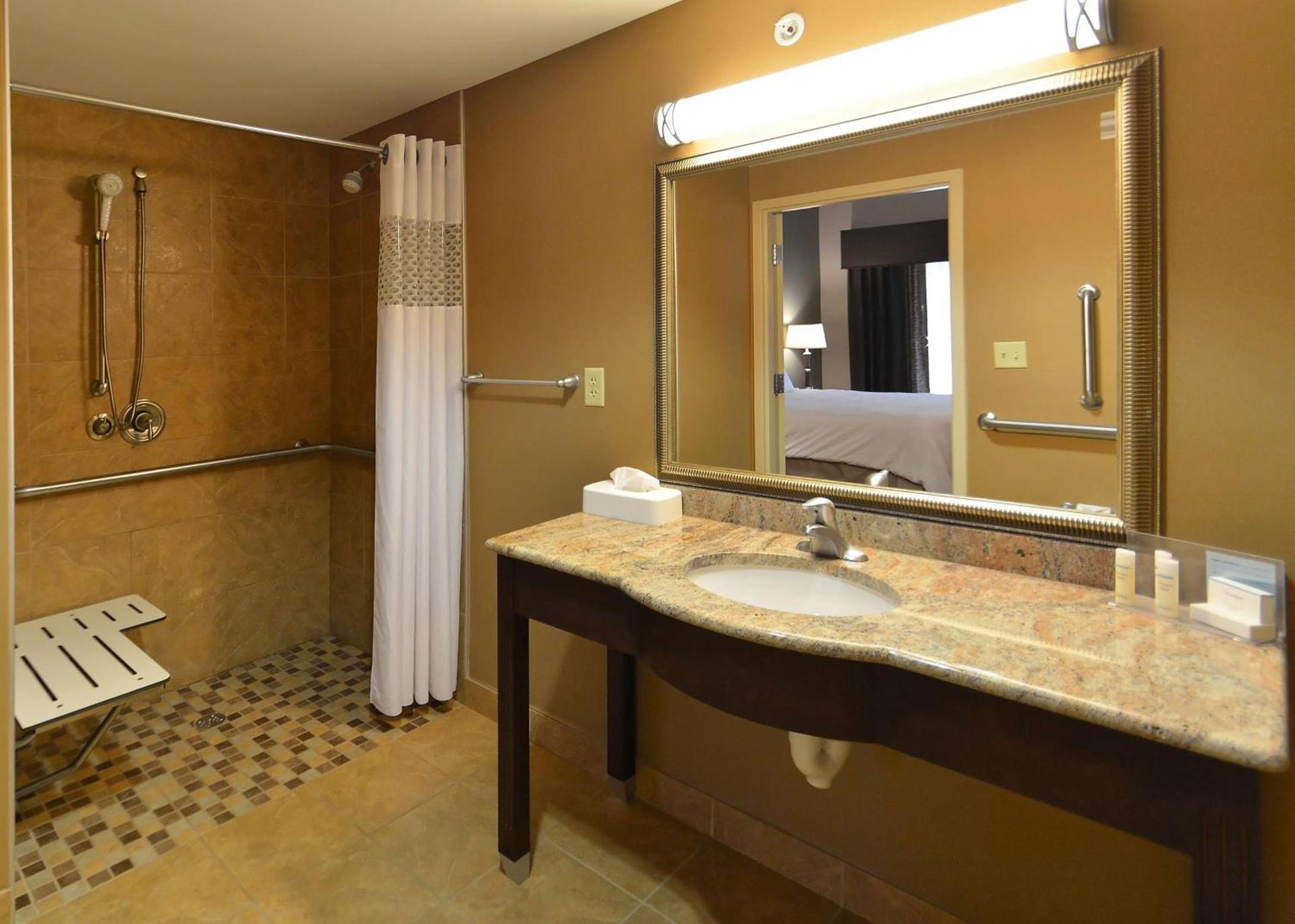 Hampton Inn Geneseo photo 23