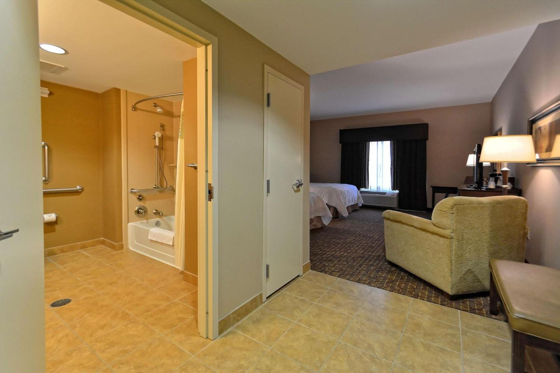 Hampton Inn Geneseo photo 28