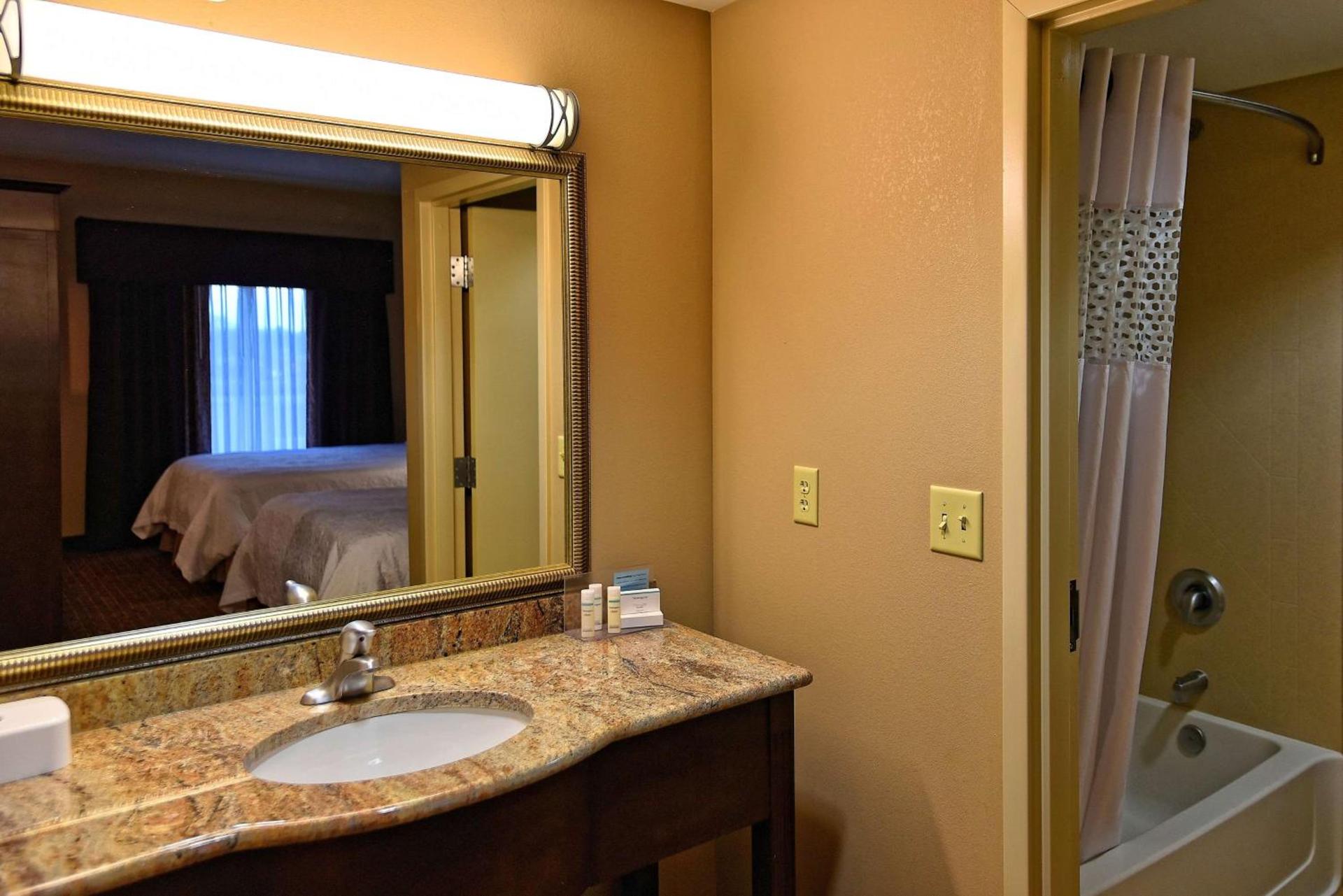 Hampton Inn Geneseo photo 30
