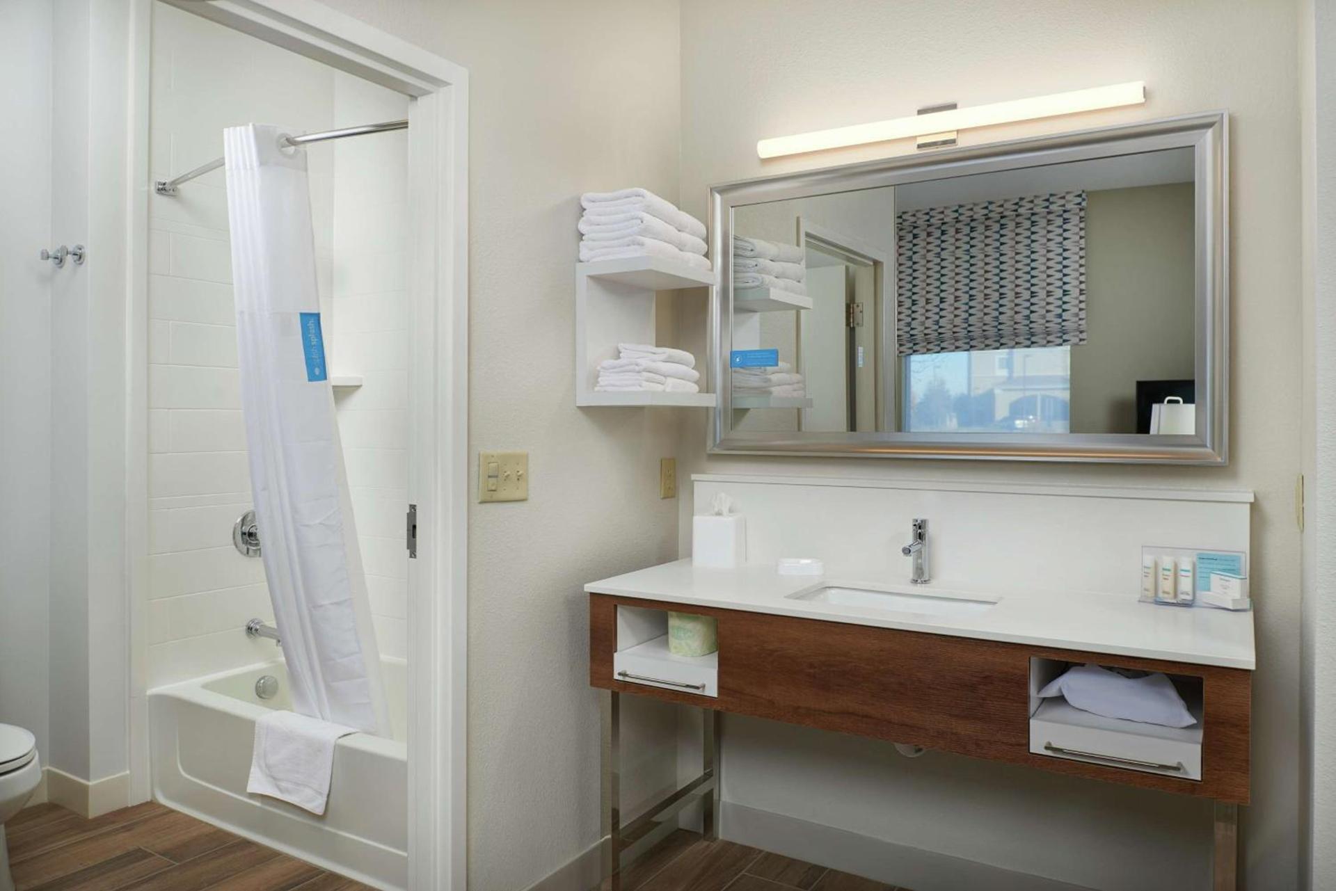 Hampton Inn & Suites Rogers photo 24